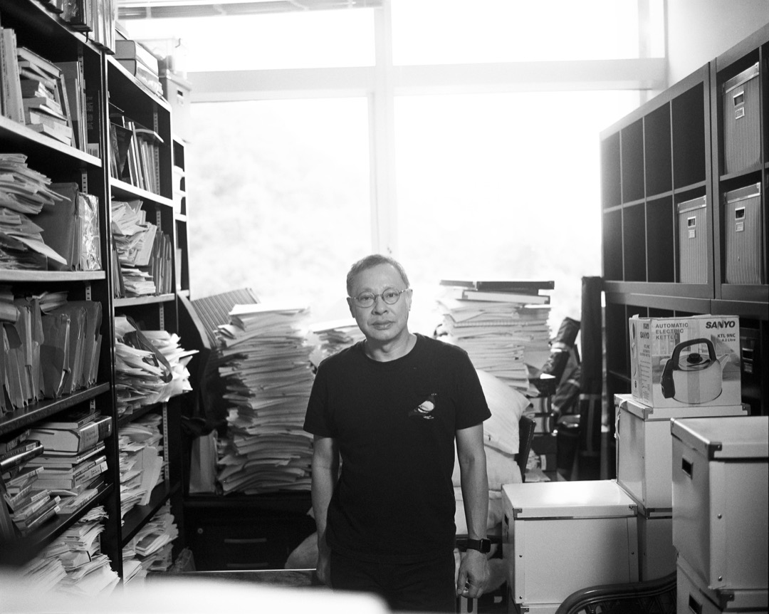 戴耀廷被香港大學解僱後,在執拾中的辦公室內。