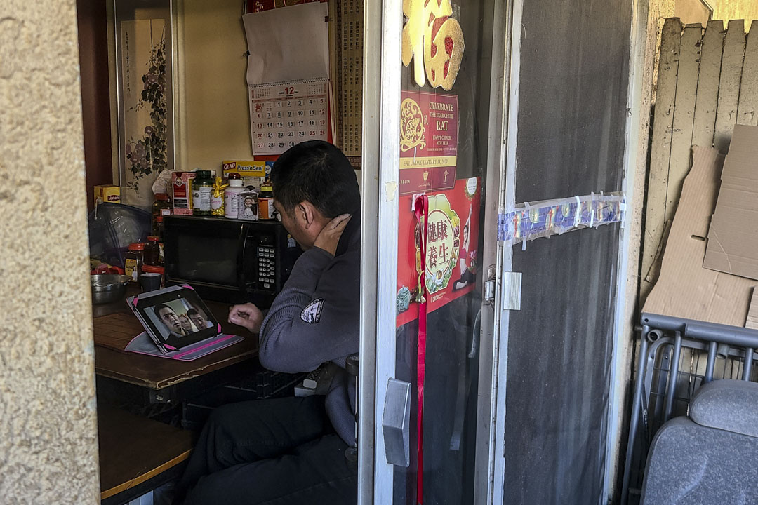 一位福建來的餐館員工在疫情期間沒有工作,他告訴記者,正在考慮要不要去大麻種植場做工。