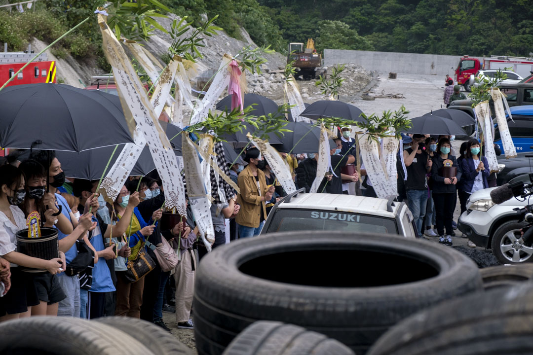 2021年4月3日,罹難者家屬在太魯閣號出軌事故現場進行路祭及招魂儀式,現場氣氛哀傷。