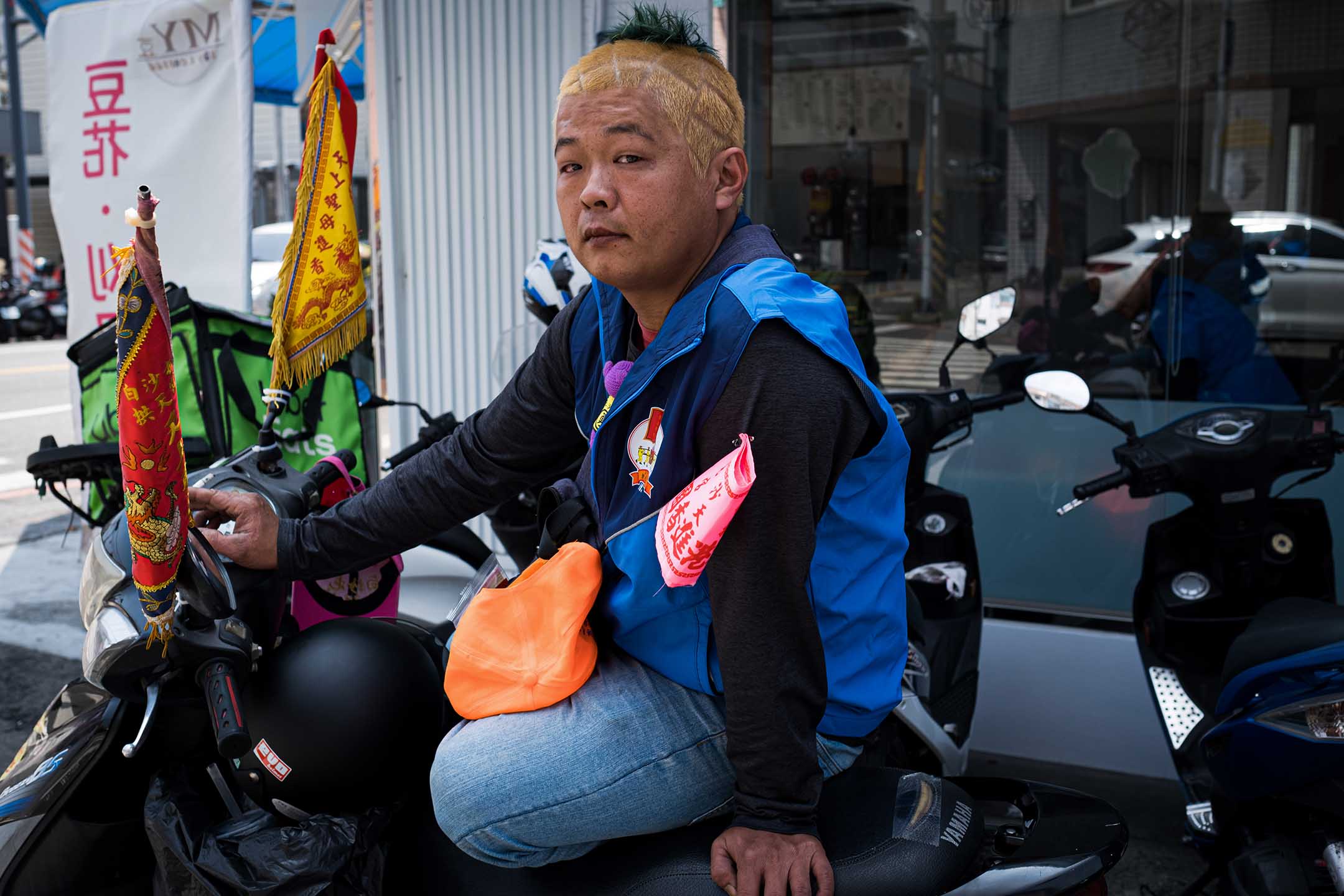 一名信眾在自己的機車上掛了進香旗，參與媽祖進香。