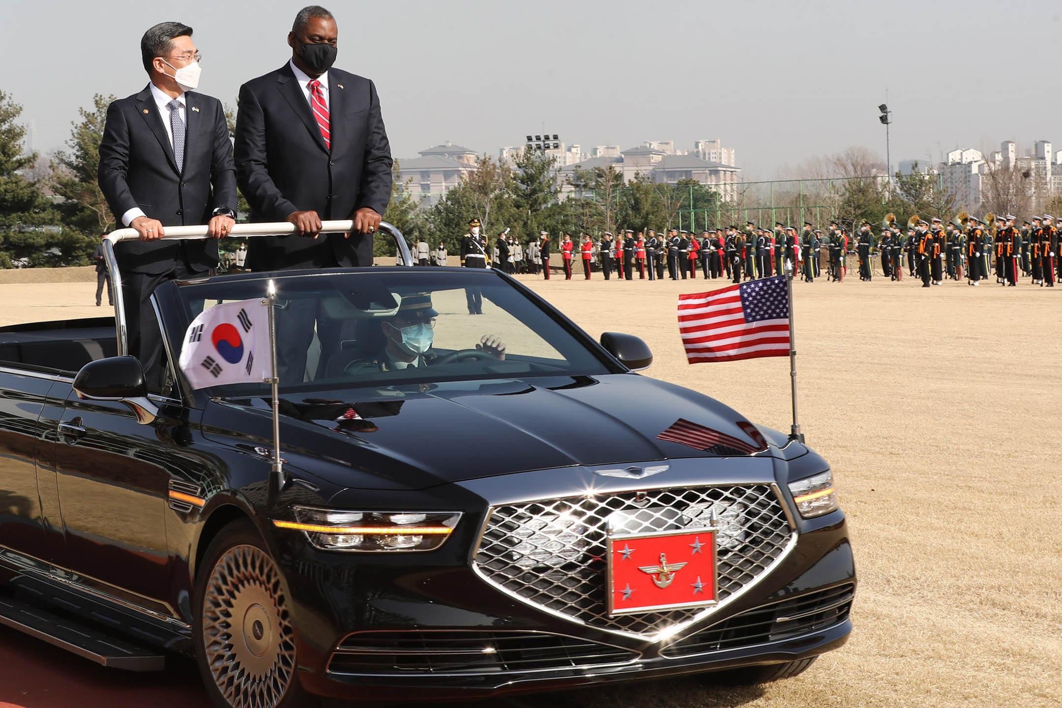 2021年3月17日韩国首尔,国防部的欢迎仪式上,美国国防部长 劳埃德·奥斯丁(右)与韩国国防部长徐旭 进行会谈。