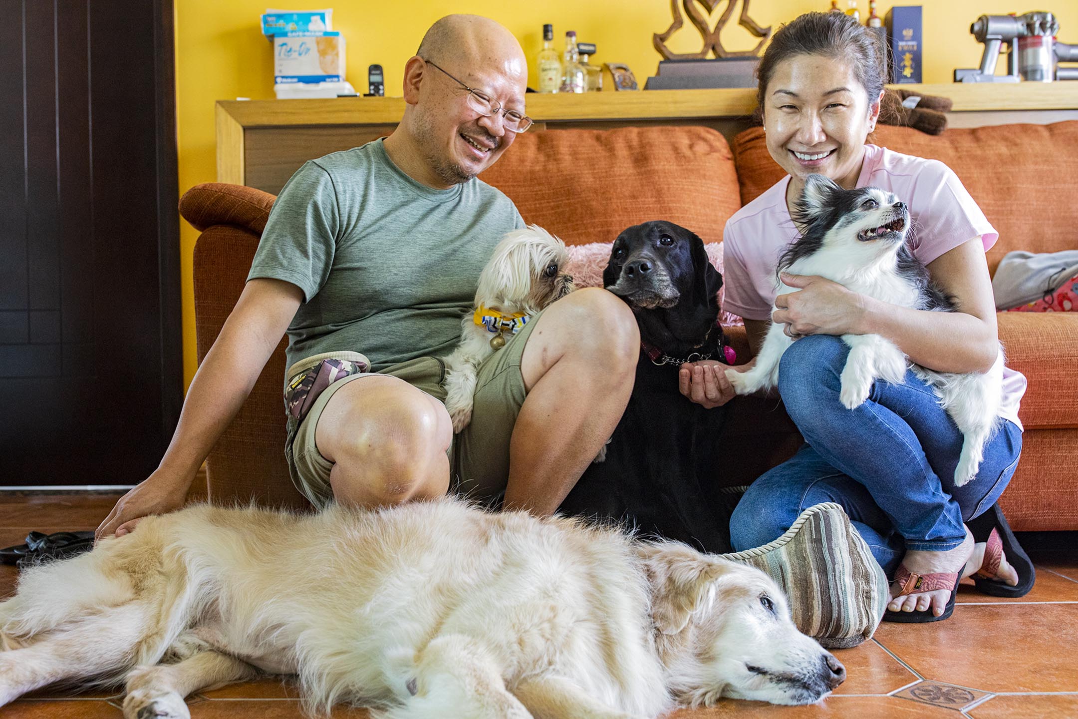Bonny和Raymond與家中愛犬。