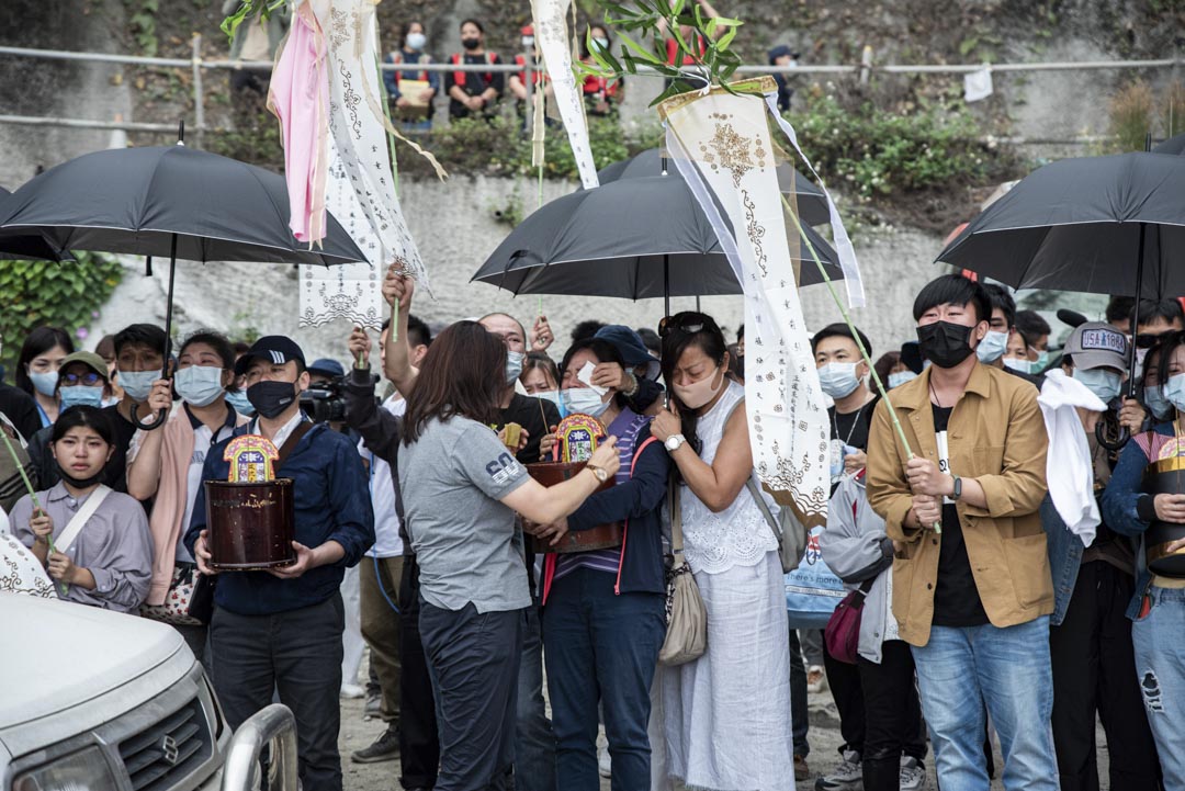 2021年4月3日,罹難者家屬在太魯閣號出軌事故現場進行路祭及招魂儀式,現場氣氛一片哀淒。