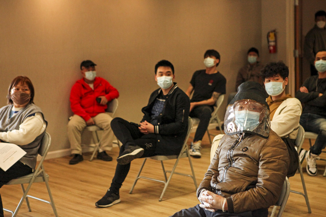 在林瑞煜的大麻投資招商會上,華人投資者都戴著口罩、保持社交距離。