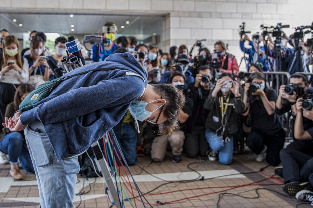 2021年4月16日,818流水式集會案判刑,民陣召集人陳皓桓於庭外向被判囚的多名民主派領袖,鞠躬致謝。