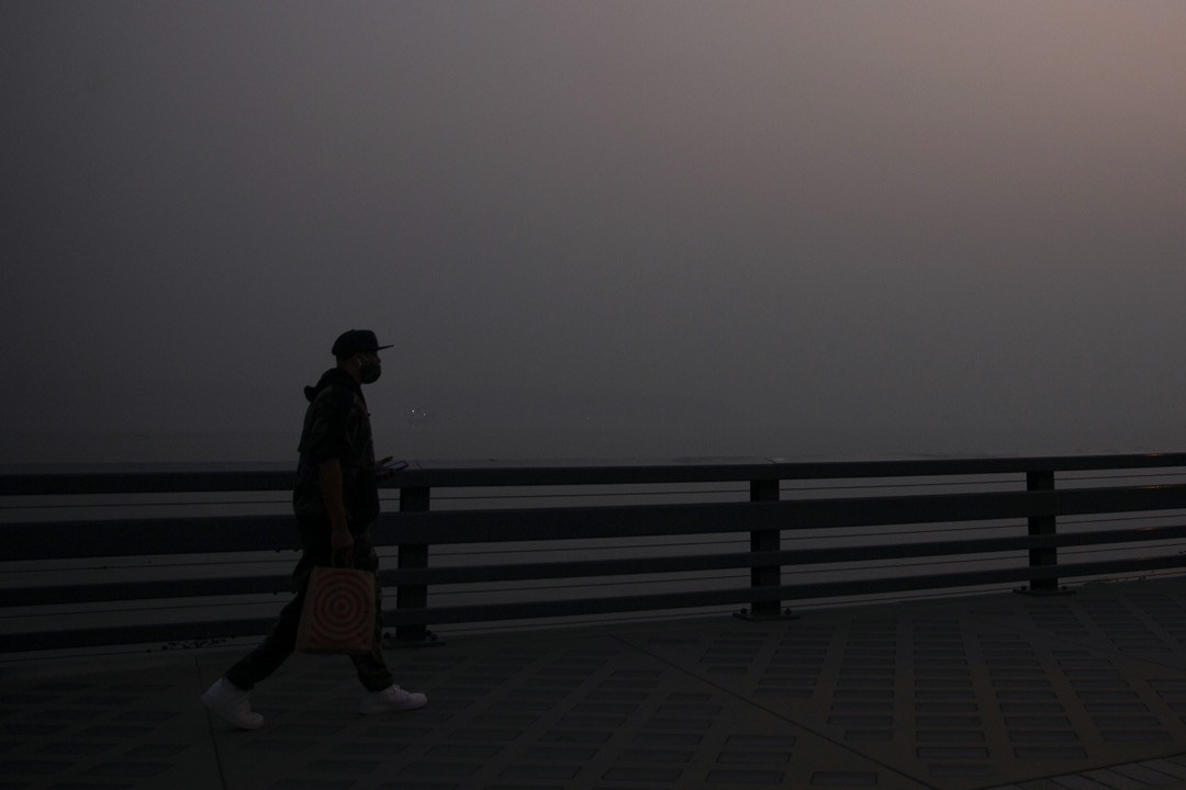 2020年11月，西雅圖海傍受鄰近的山火影響，現起厚厚的霧霾。