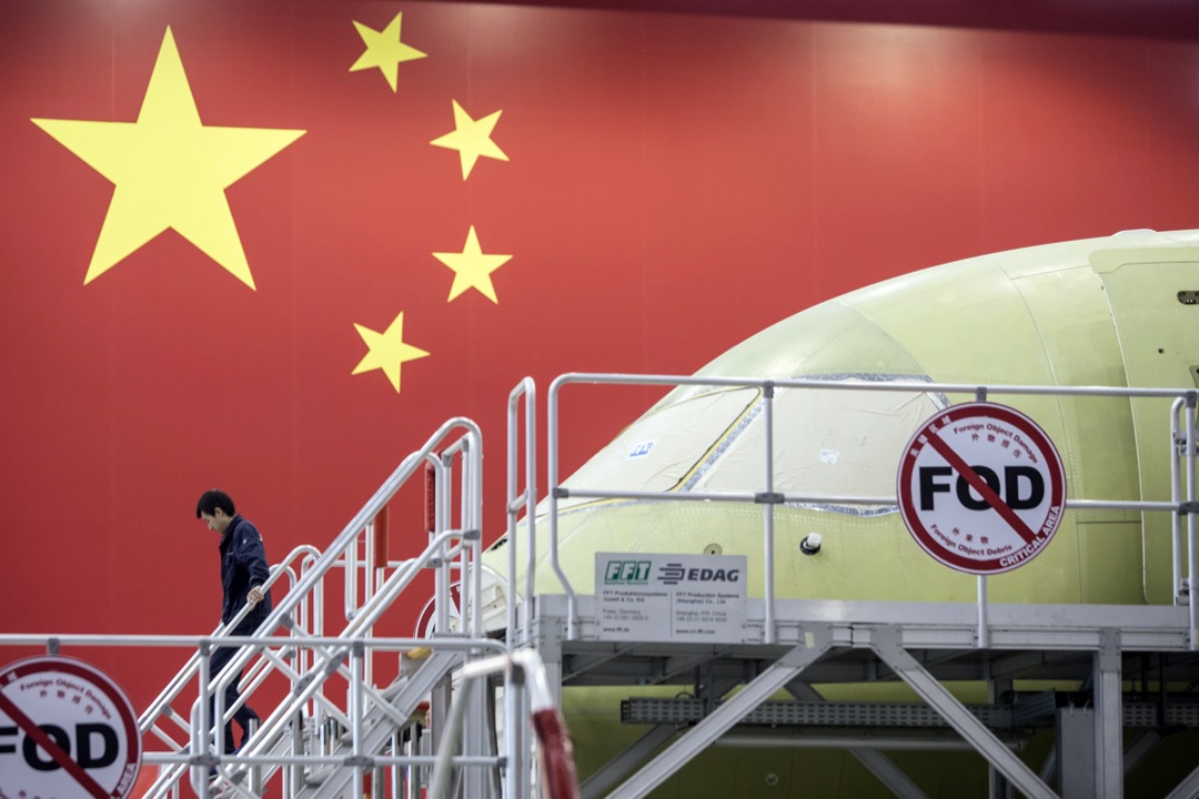 2017年,中国商飞厂房内,一辆正在组装的C919型号客机。