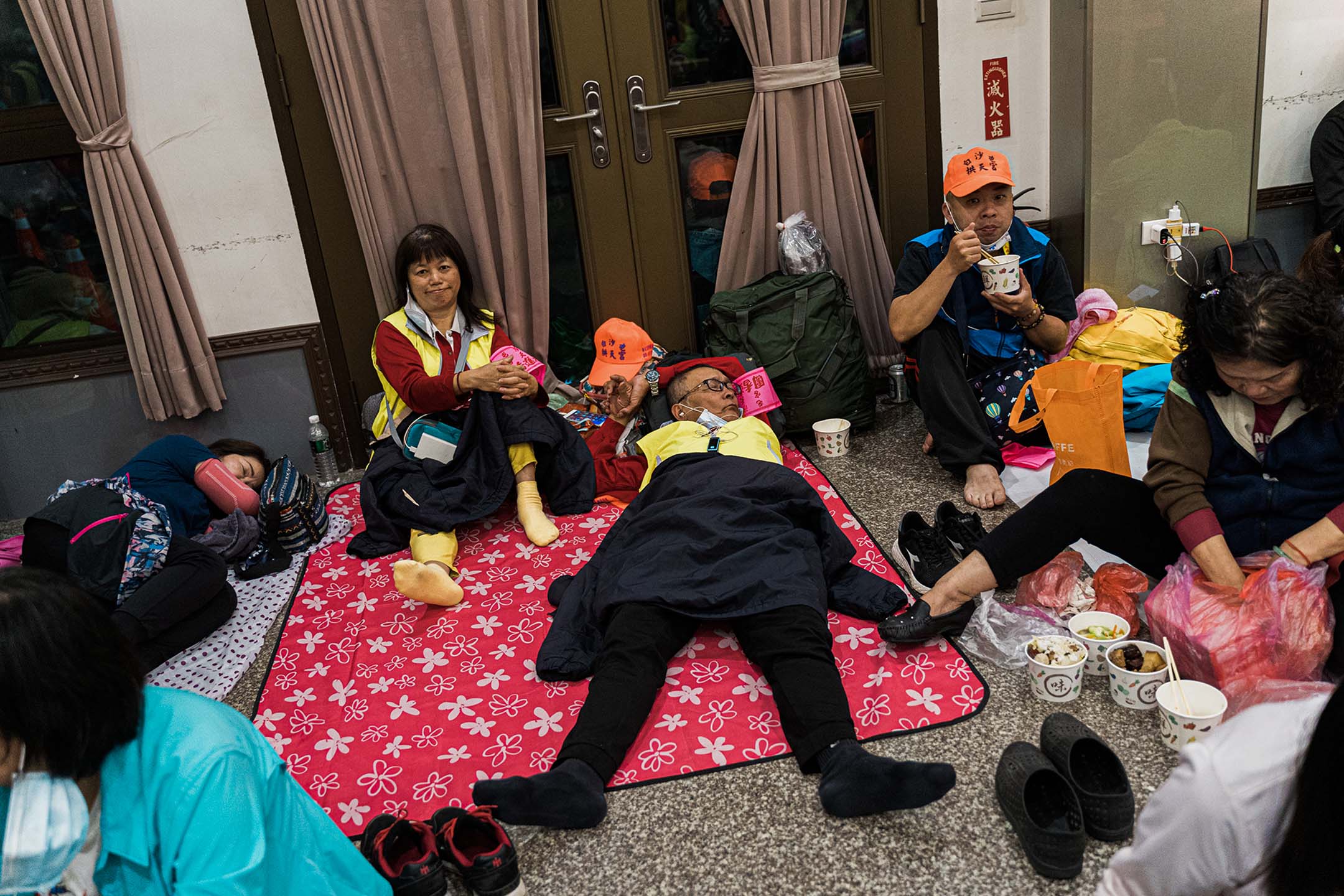 媽祖晚間停駕後，信眾亦會在附近覓地休息。