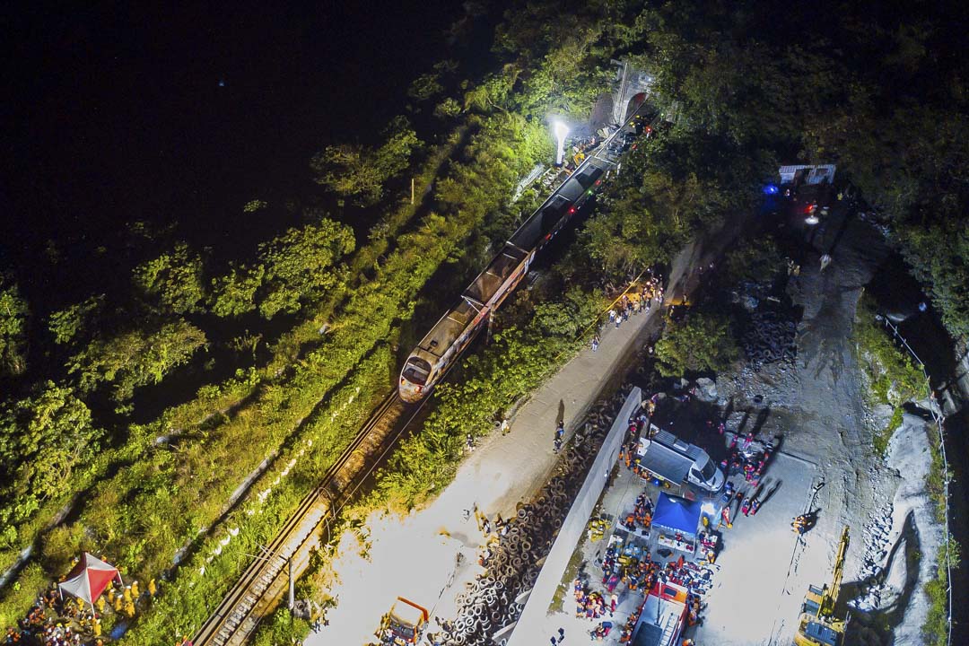 2021年4月2日晚上,台灣台鐵太魯閣號脫軌意外現場,救援隊努力工作試圖營救仍被困在火車上的受害者。