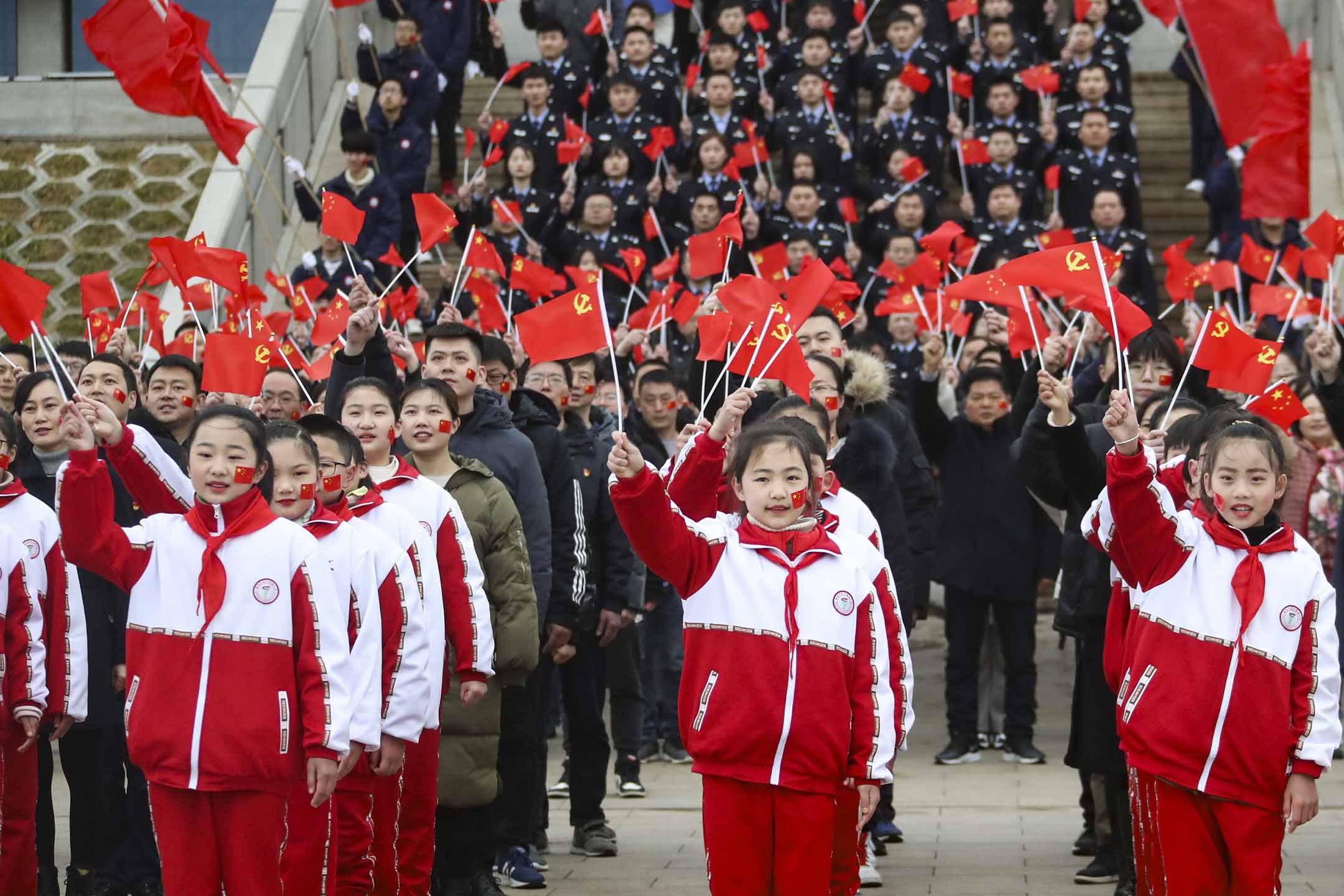 2021年2月28日中國淮安，市民和遊客唱著愛國歌曲，慶祝中國共產黨成立100週年。