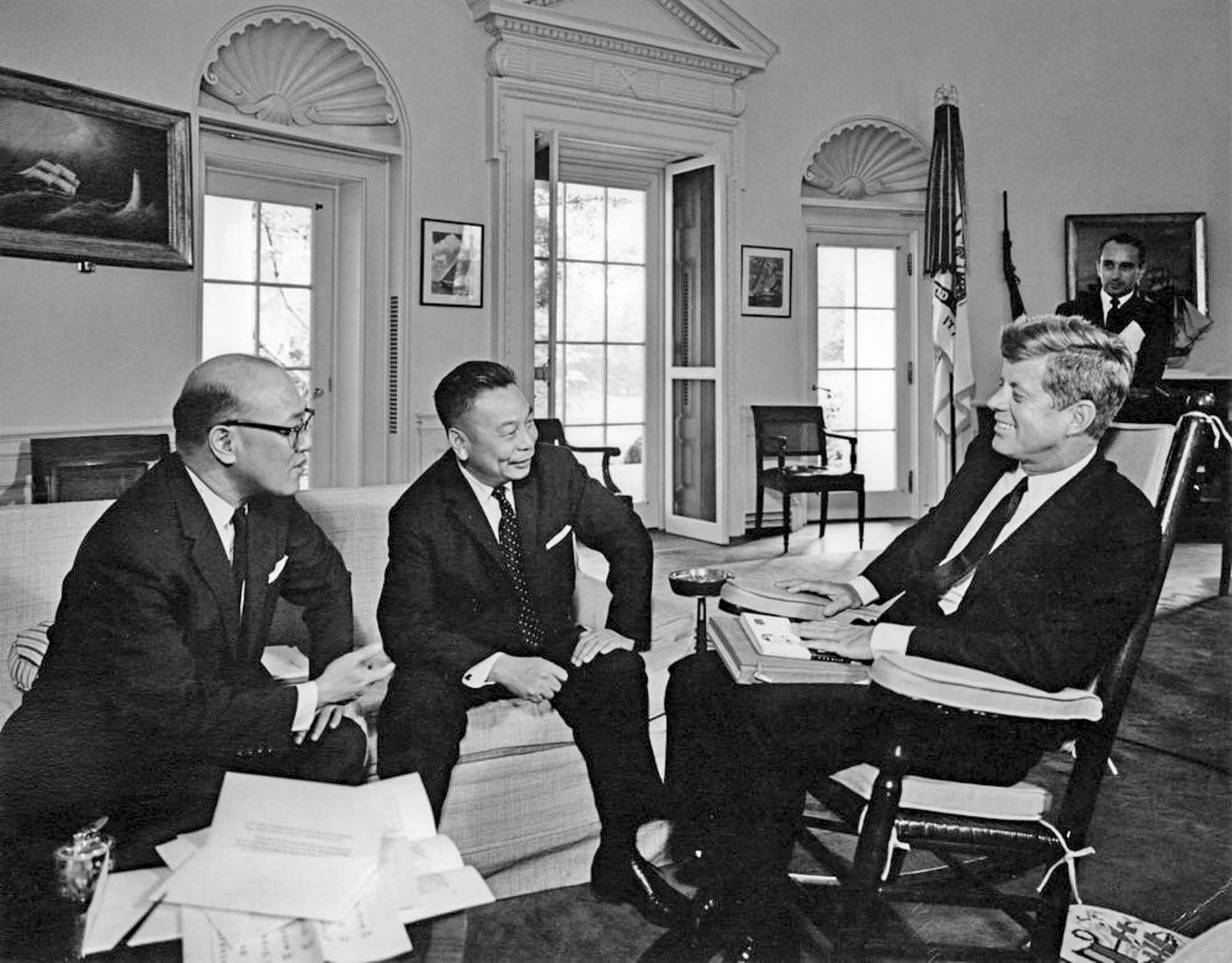 1963年9月11日,美国总统甘迺廸在白宫会晤蒋经国,左侧为时任新闻局长沈剑红。