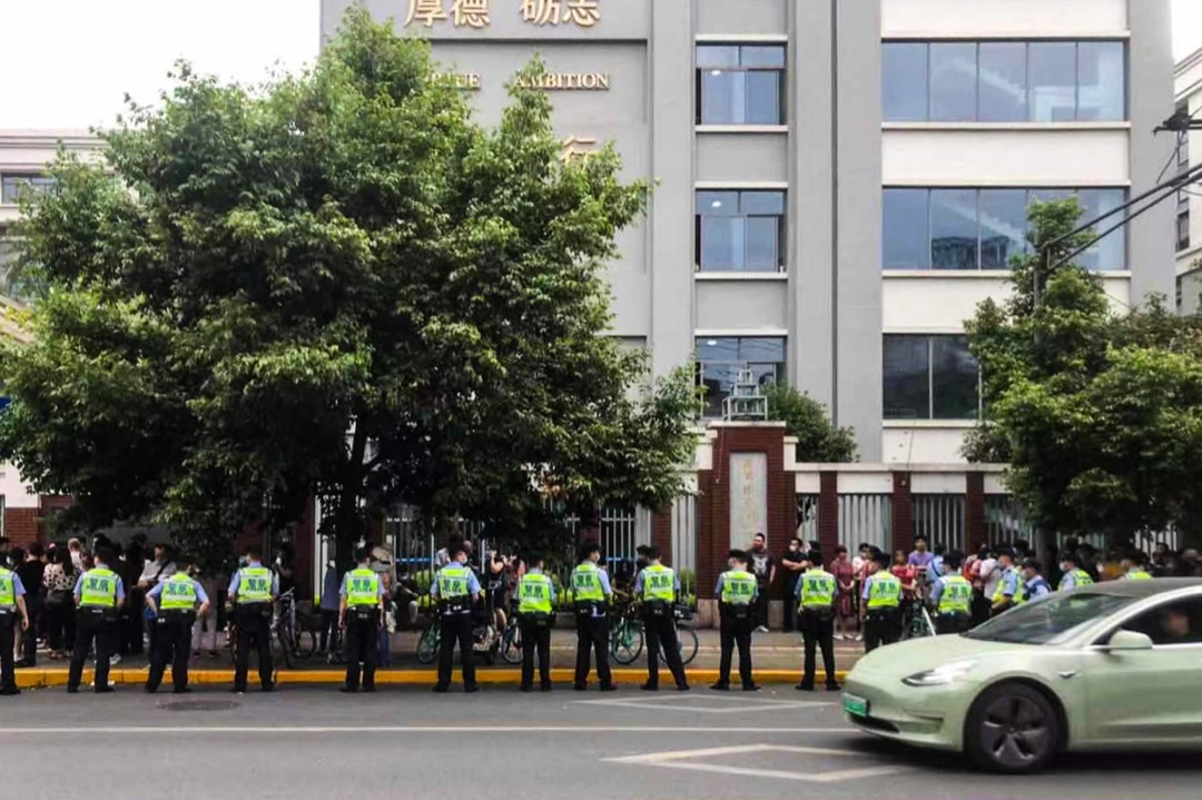 2021年5月11日,成都49中門外,前來悼念墮樓身亡學生林唯麒的民眾與警察發生衝突,大批警員迅速到場增援。