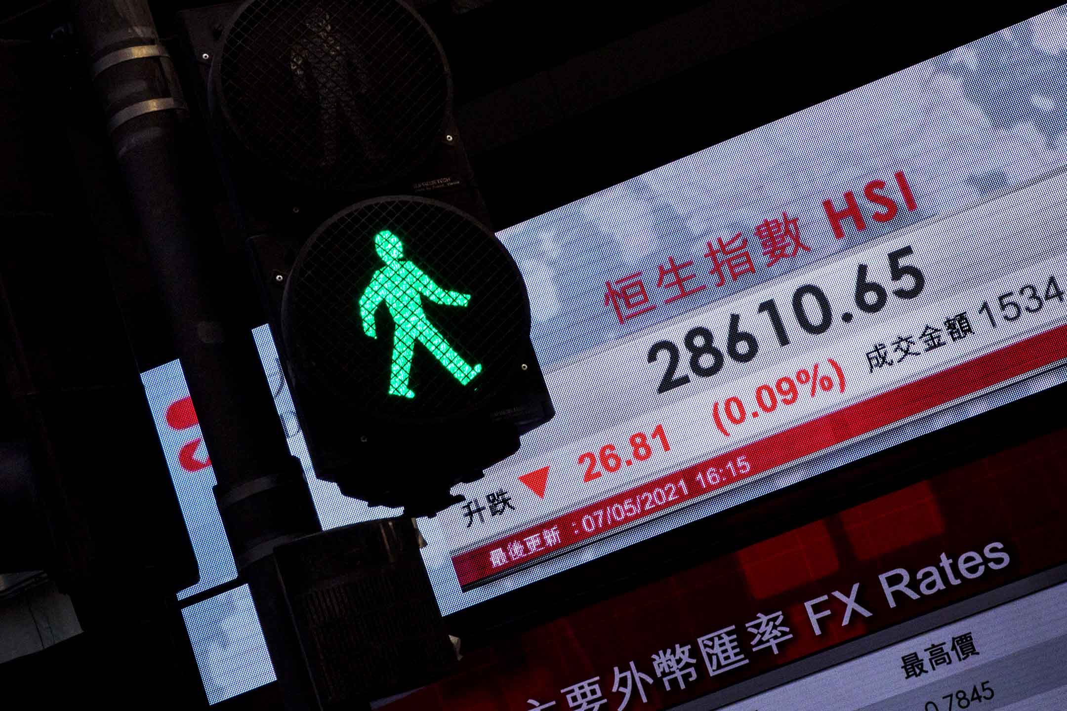 2021年5月9日中環,銀行外的恒生指數牌。