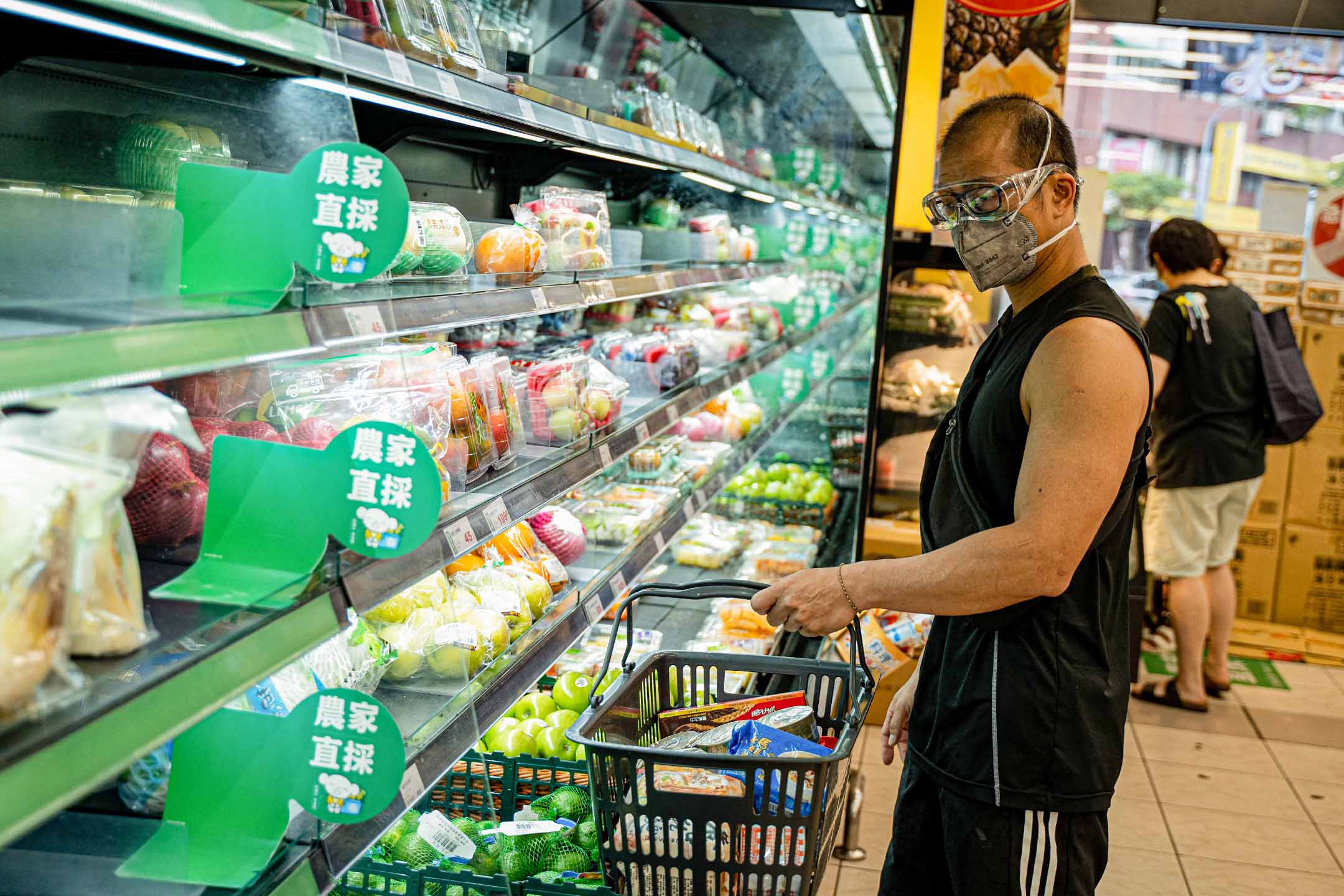 2021年5月15日台北,疫情期间市民在超市抢购食物。