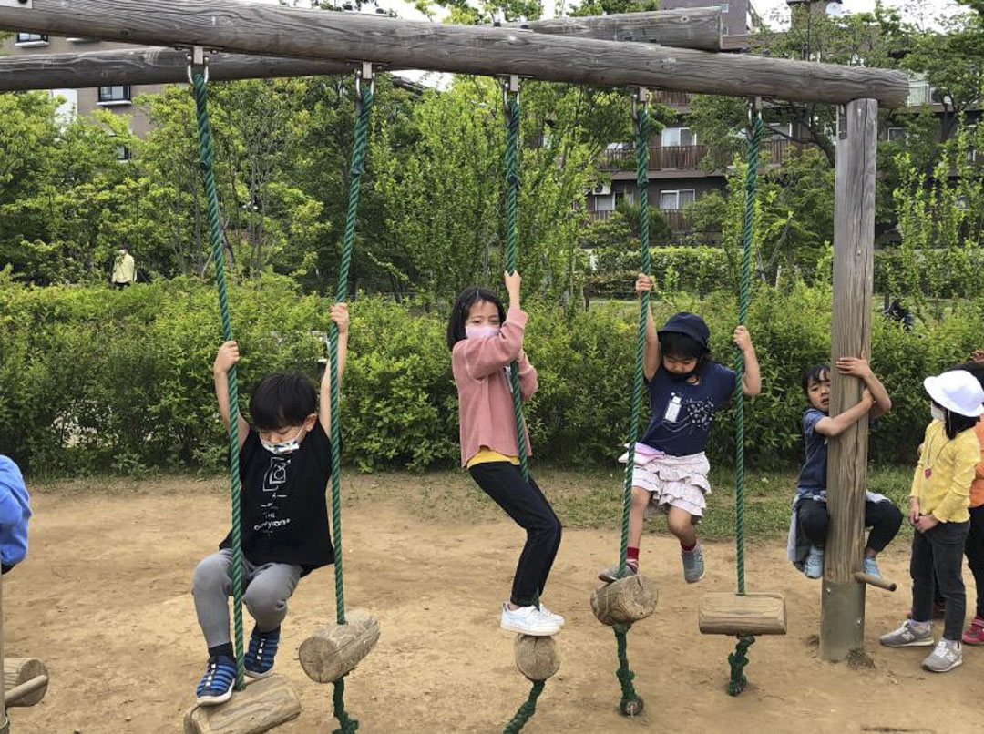 和光小學小學生在附近的一個大公園遊玩。