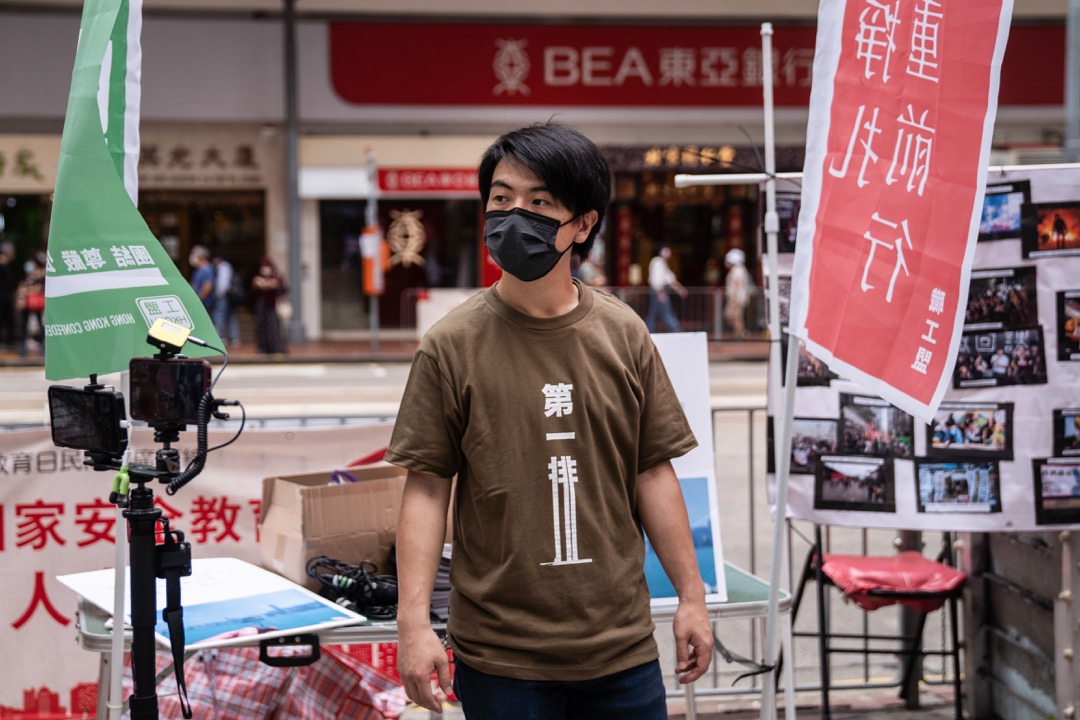 2021年5月1日,勞動節,職工盟以「亂世掙扎,負重前行」為題,鄧建華在銅鑼灣擺設街站。