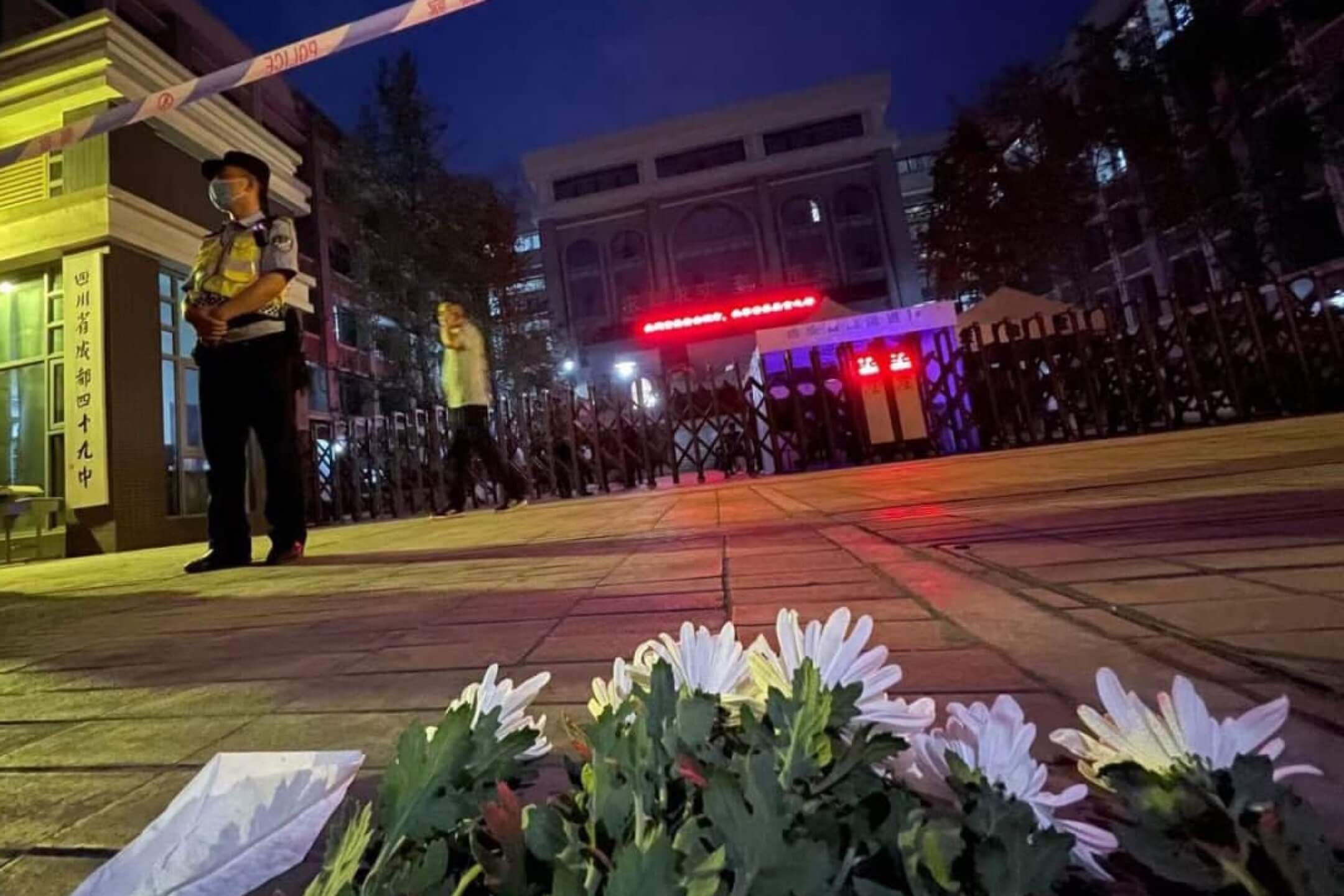 2021年5月11日,成都49中門外,前來悼念墮樓身亡學生林唯麒的民眾把鮮花擺放在學校門前。