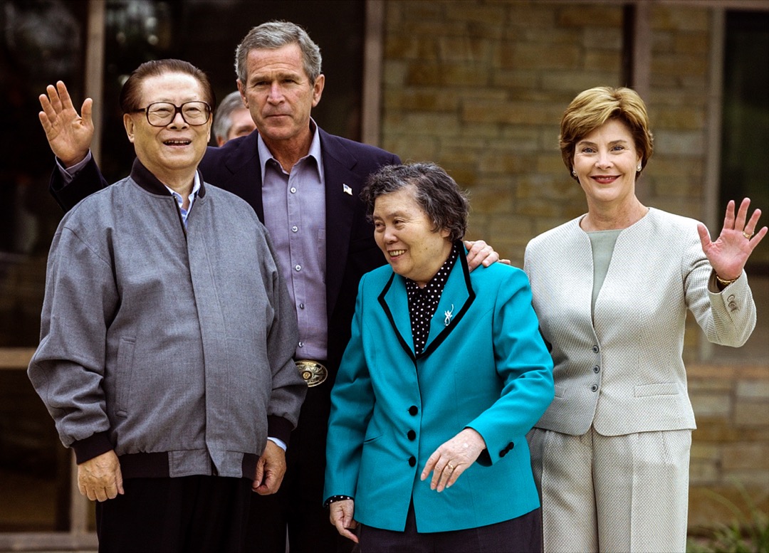 2002年,時任中國國家主席的江澤民訪美期間,楊潔篪因和布殊家族的私交甚好,促成小布什邀請江澤民到得克薩斯農場赴私宴。