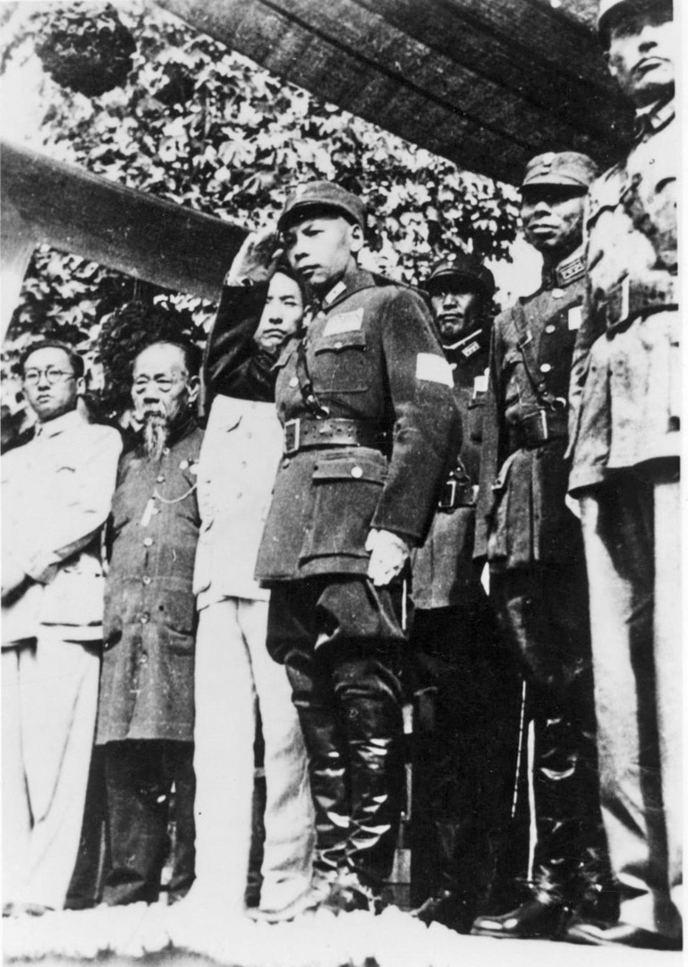 1945年,蒋经国校阅青年军。