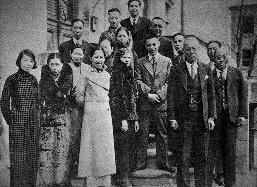 1937年春天,蒋经国夫妇由俄归国前夕,与中国驻苏联大使馆人员合照。