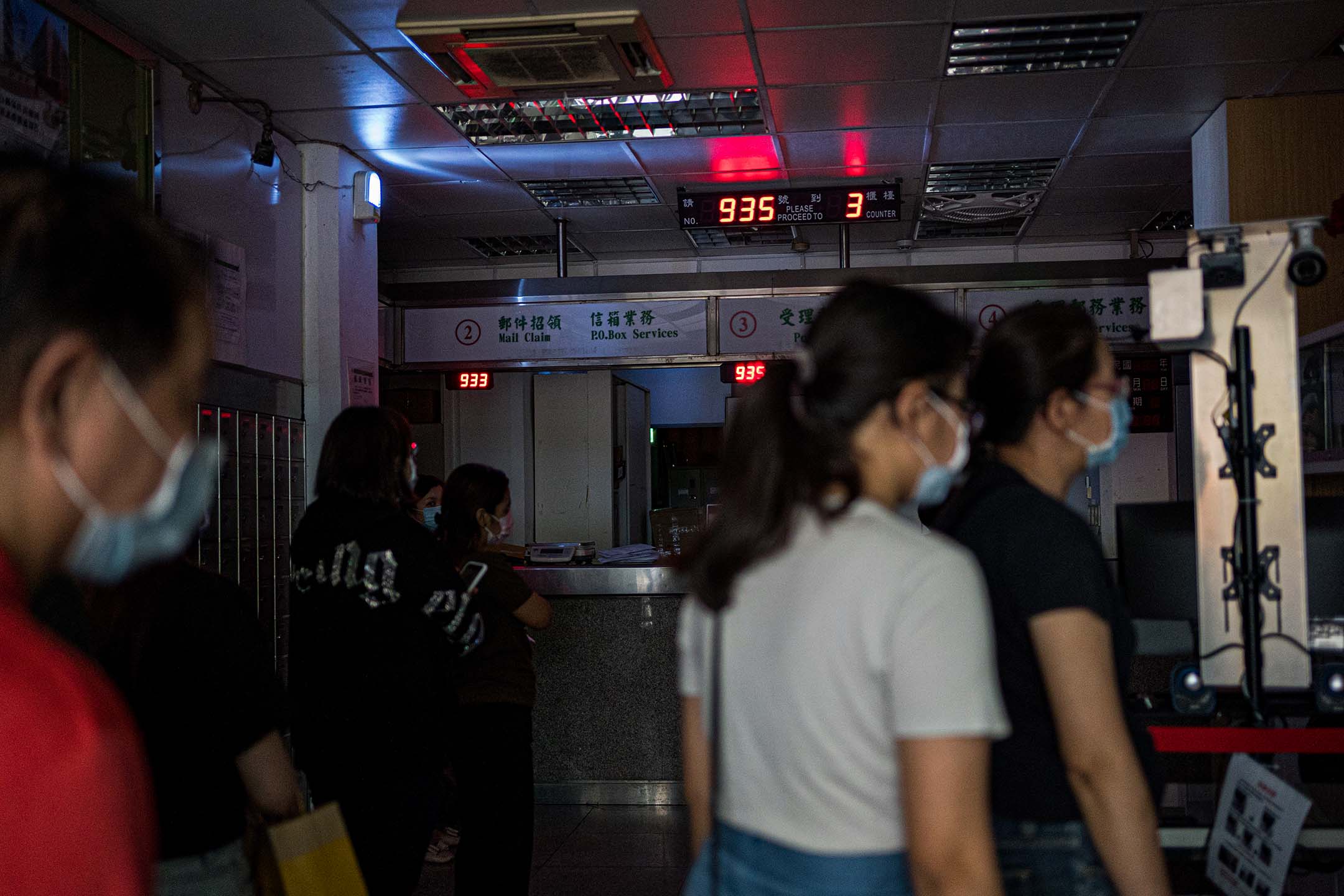 2021年5月13日台北,停電期間市民在郵局等候。