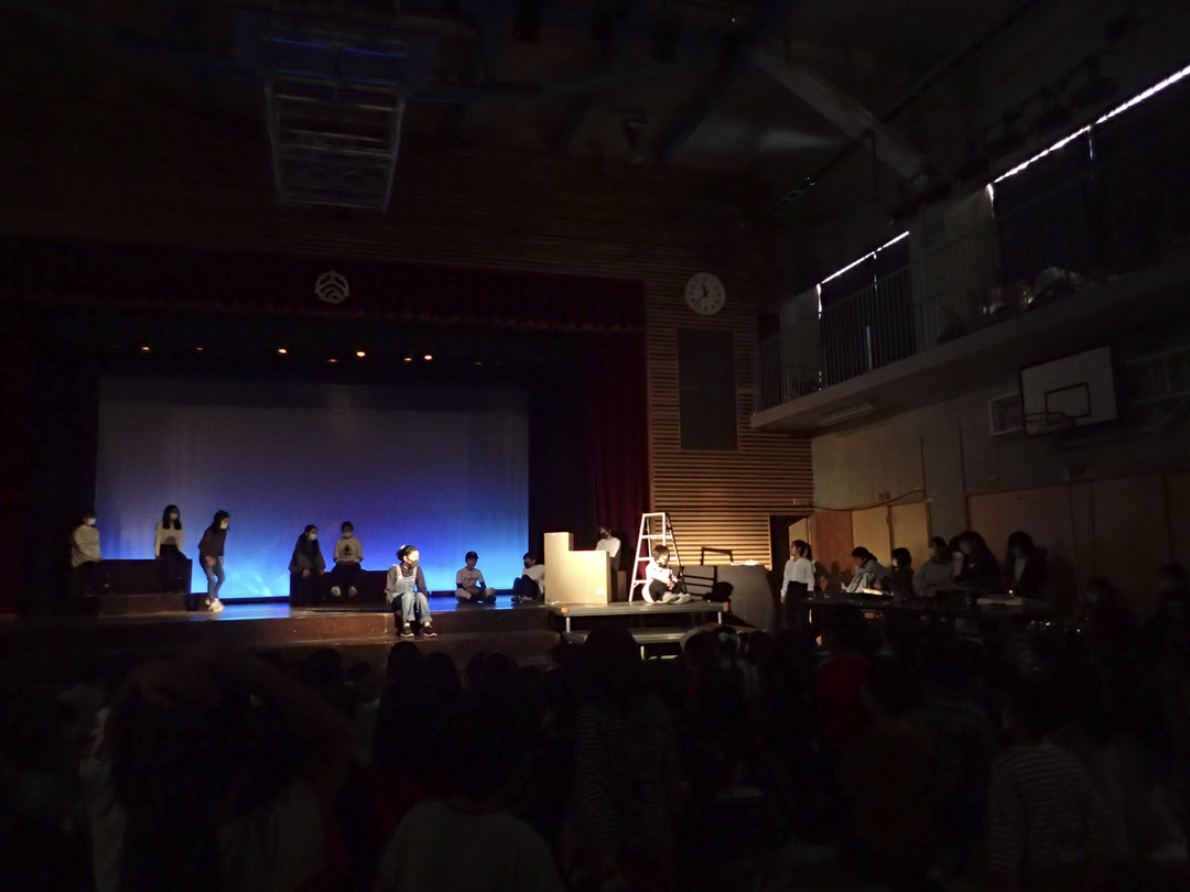 和光小學中高年級戲劇組的學生在舞台上表演。