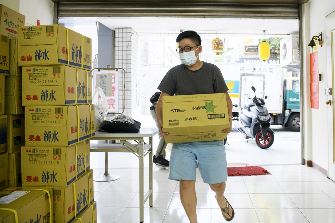 万华在地店家凉粉伯老板辜凯铃开放店面做临时物资站。