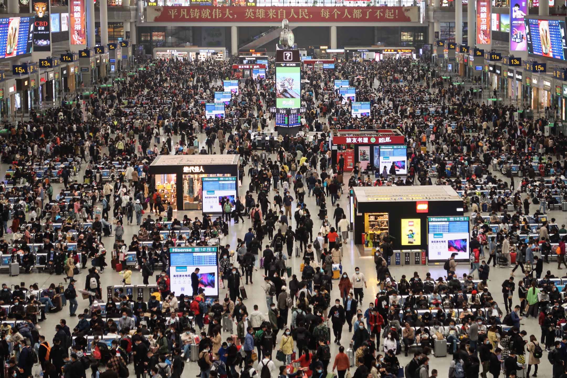 2021年4月2日上海,清明節假期,乘客擁擠在火車站。