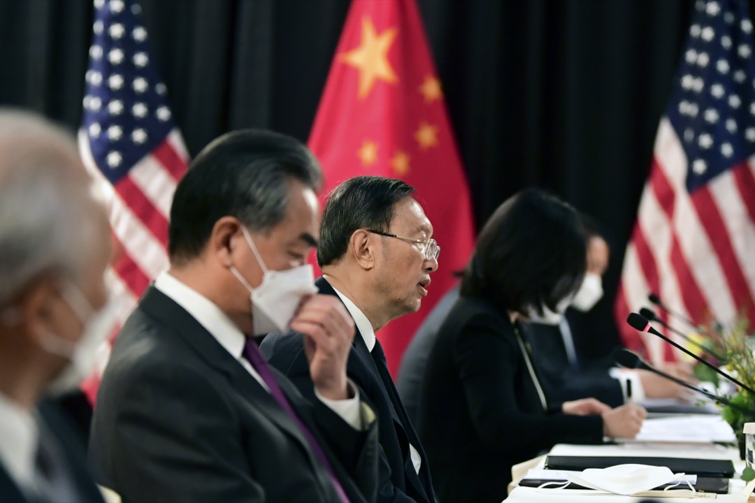 中國外事工作委員會辦公室主任楊潔篪(中)與中國外長王毅(左)。