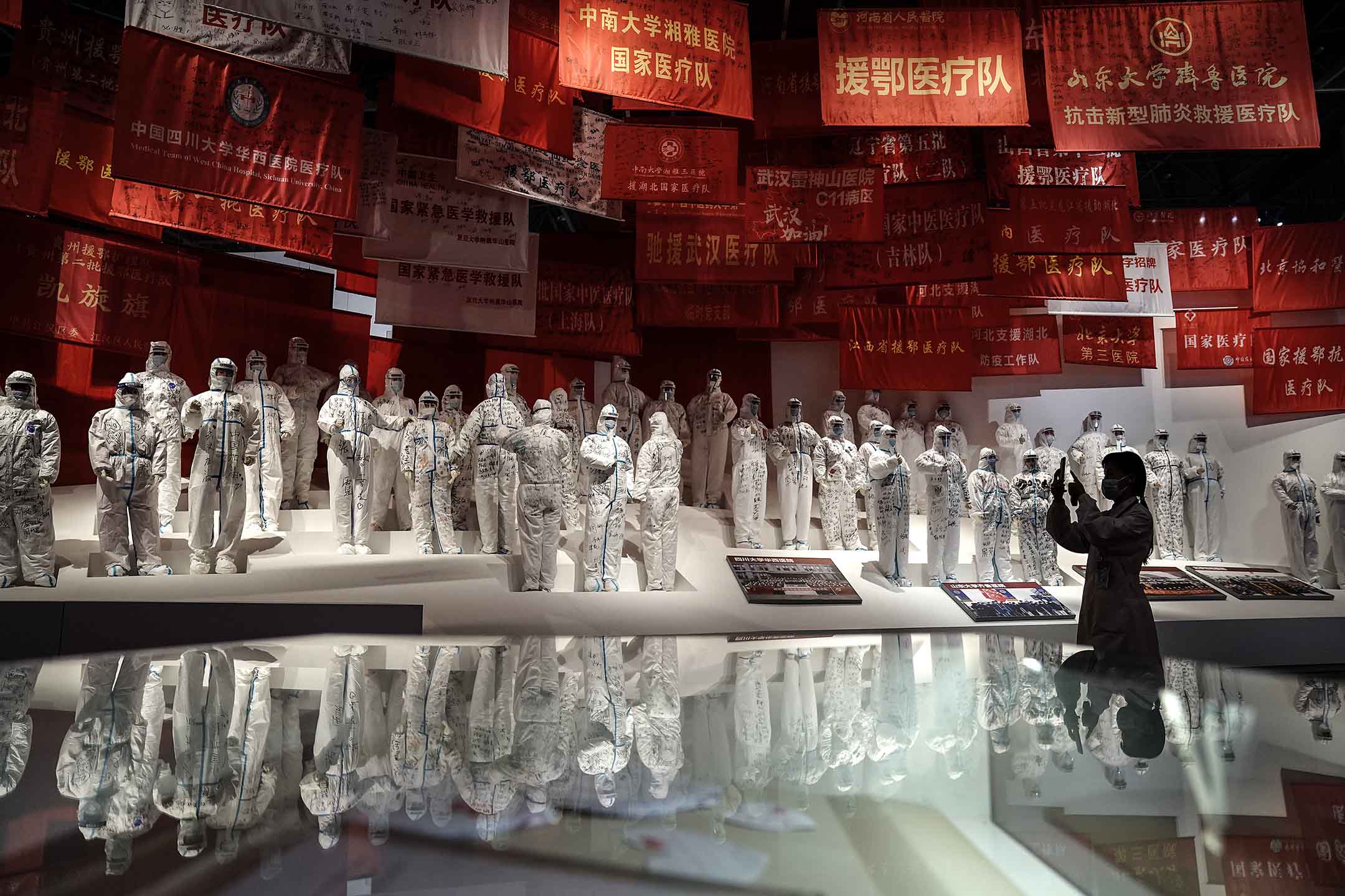 2020年10月15日武汉,一位游客在拍摄关于中国抗疫的展览。