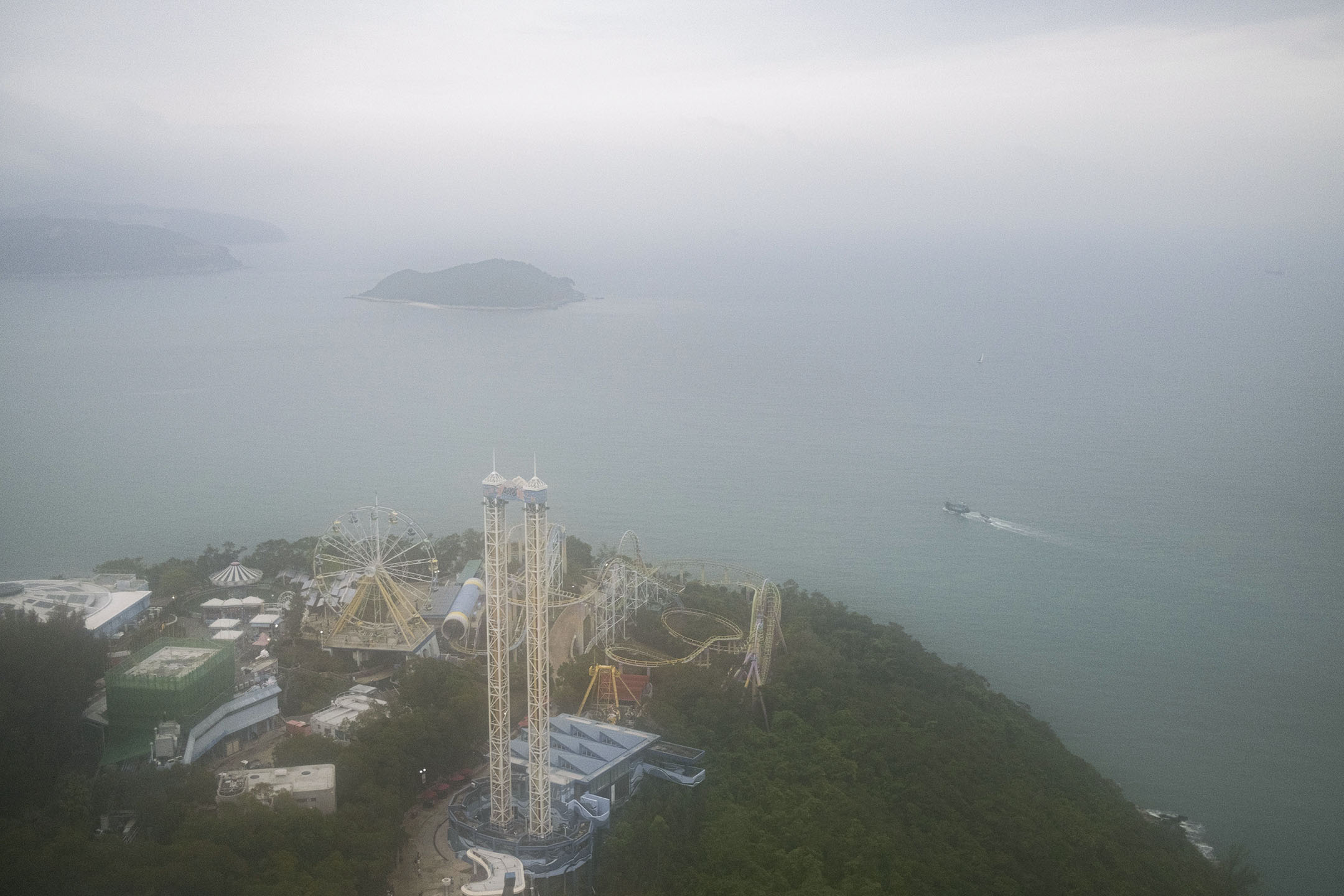 2021年4月28日,海洋公園位於香港島的南海岸。