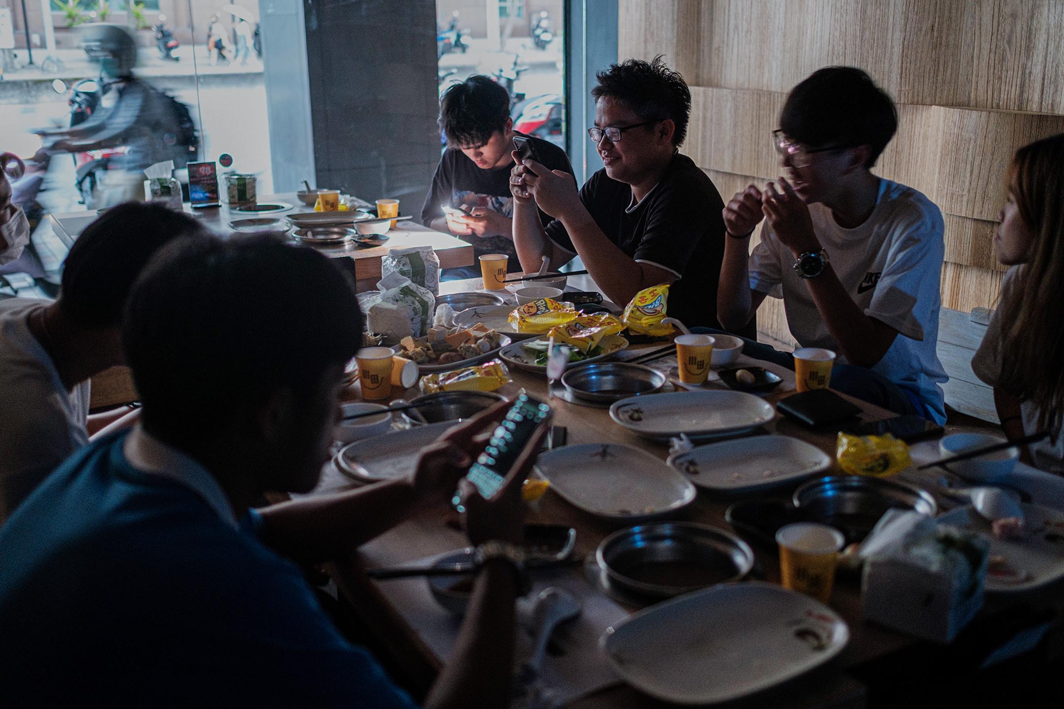 2021年5月13日台北,停電期間食肆內顧客吃東西。