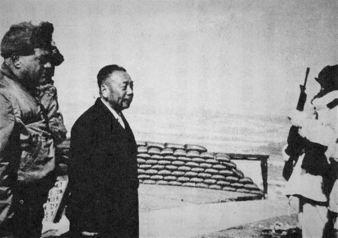 1969年,蒋经国在板门店停战区检阅驻军。
