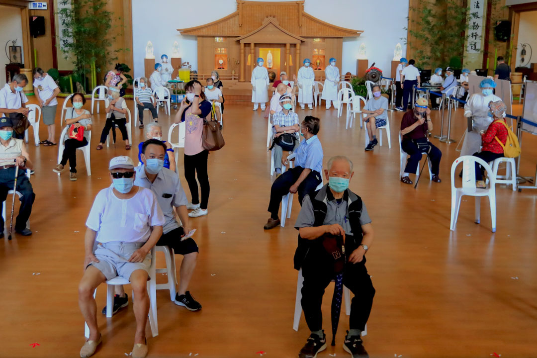 2021年6月17日,新北市的老人在台北慈濟醫院接種了日本免費提供的阿斯特捷利康疫苗。