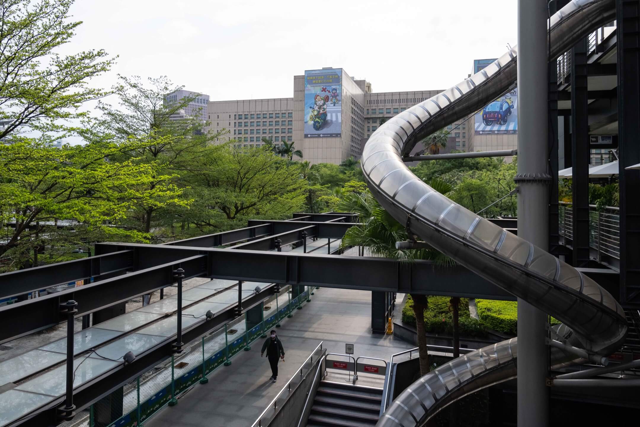 2021年5月17日,台北市,一位市民在行人天橋上走過。