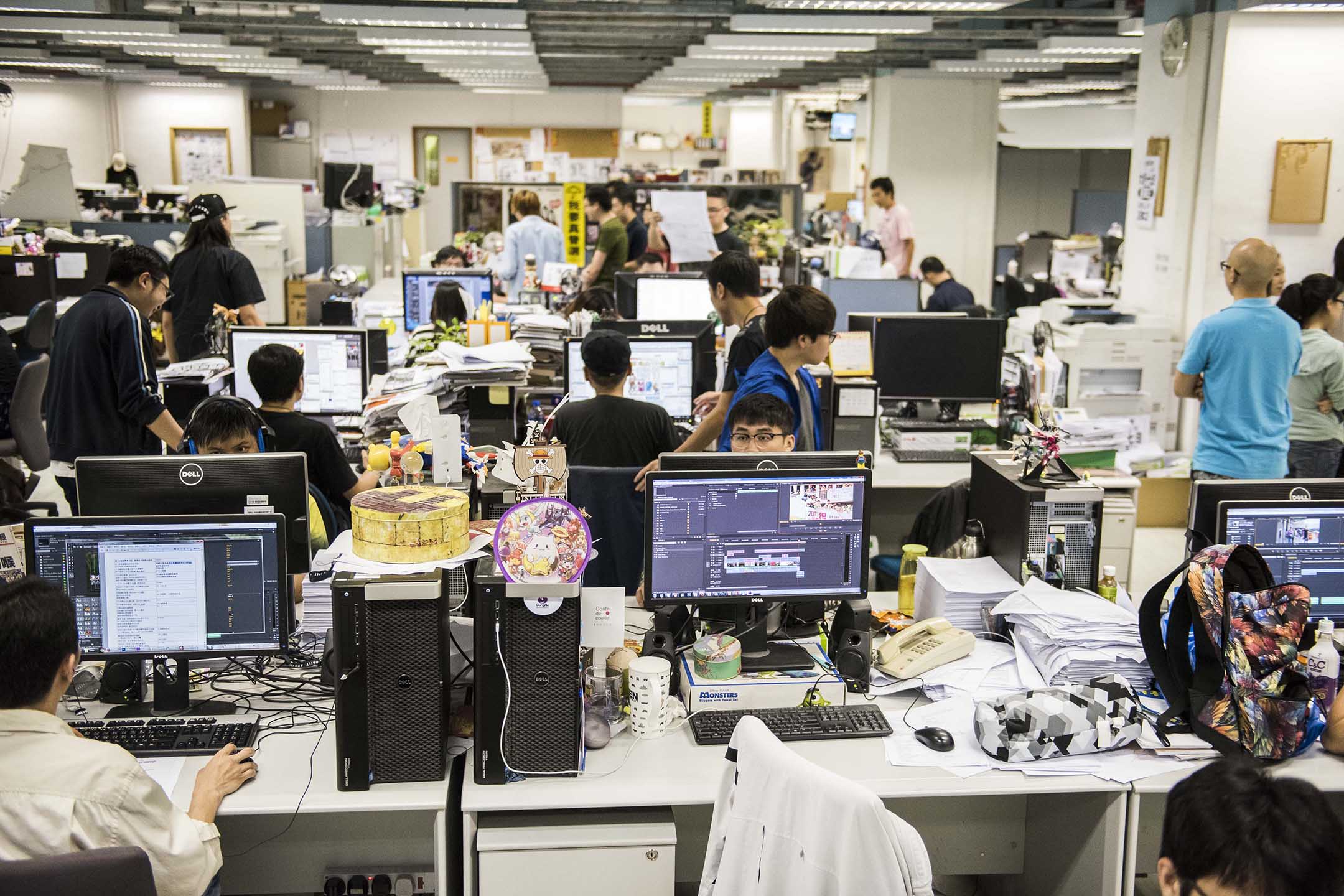 2015年6月16日将军澳,壹传媒的员工于苹果日报的编辑部工作。