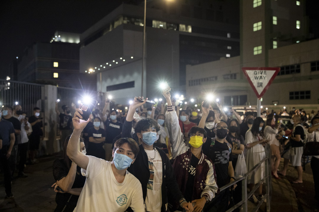 2021年6月23日,數百人到蘋果日報大樓外冒雨聲援並揮動手機燈。