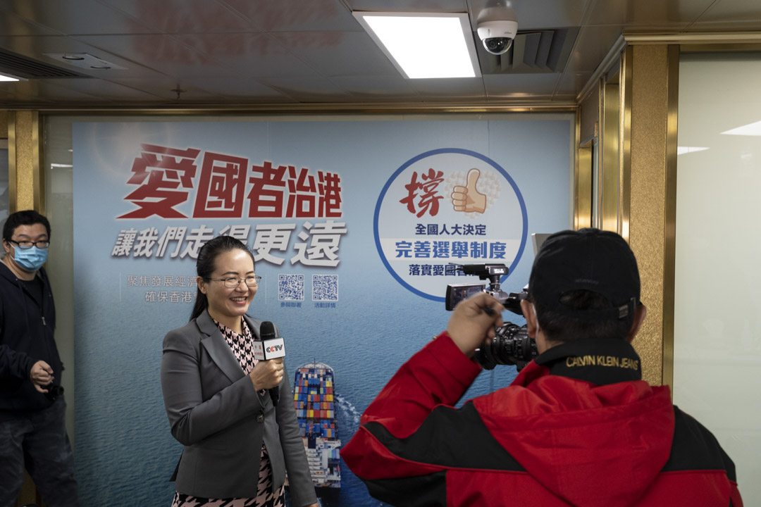 2021年3月11日﹐香港各界「撐全國人大決定完善選舉制度」連線成立記者會上，一名記者作現場報導。