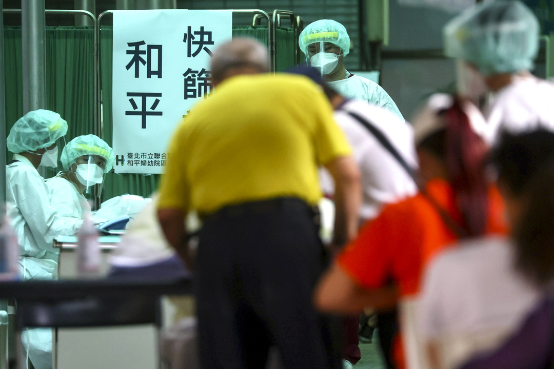 2021年5月17日台灣台北市，市民註冊接受快速的病毒檢測。
