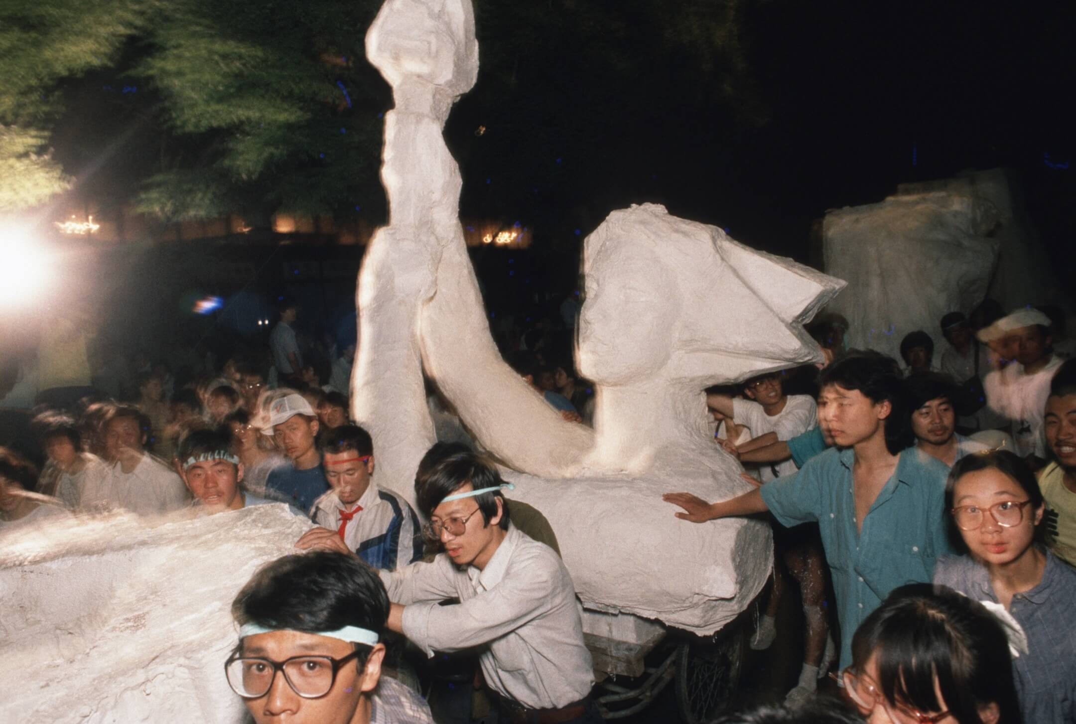 1989年6月1日,北京,學生們把民主女神像抬到天安門廣場。
