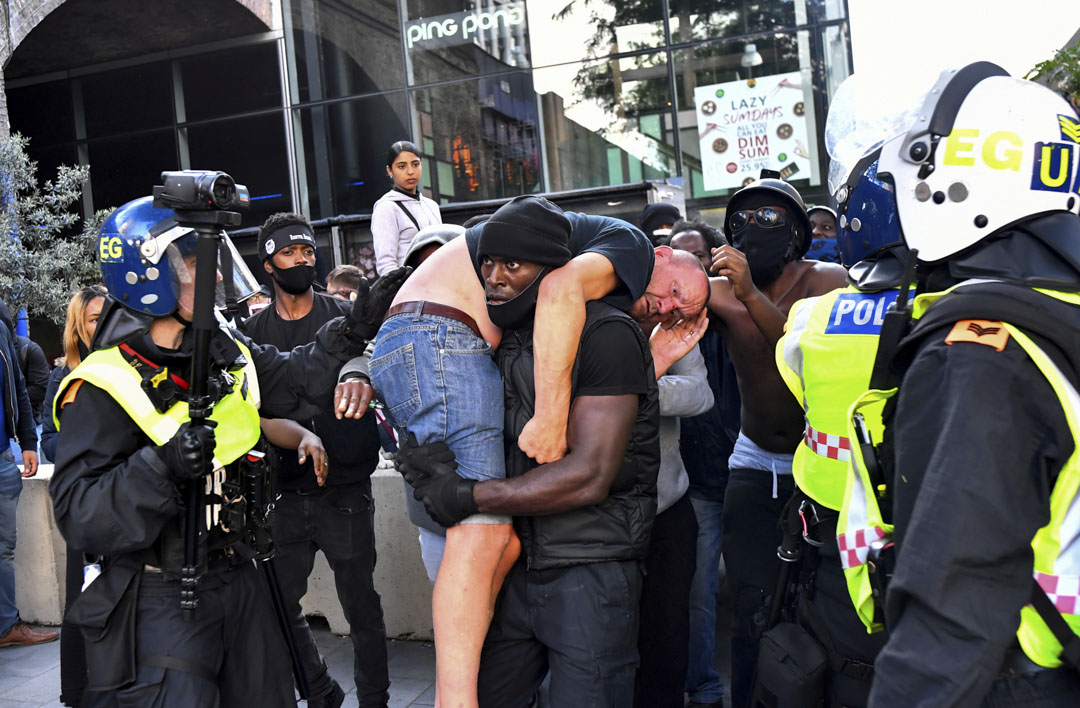 路透社一幀廣傳的照片《Remnants》是攝於南岸中心外的示威,照片中,Black Lives Matter 隊伍裡的黑人示威者Patrick Hutchinson救走了他的「敵人」——受了傷的反黑人右翼示威者。
