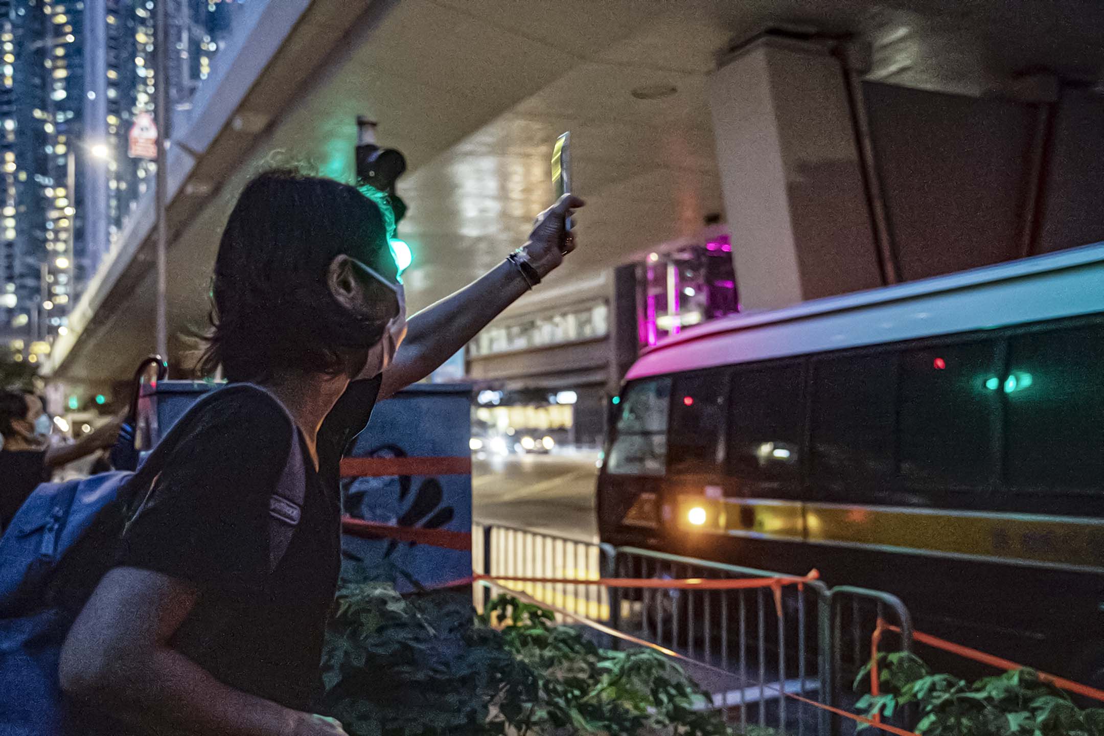 2021年5月28日西九龙裁判法院，支持者送别囚车，车上疑是2020年立法会选举民主派初选而被告的参选人。