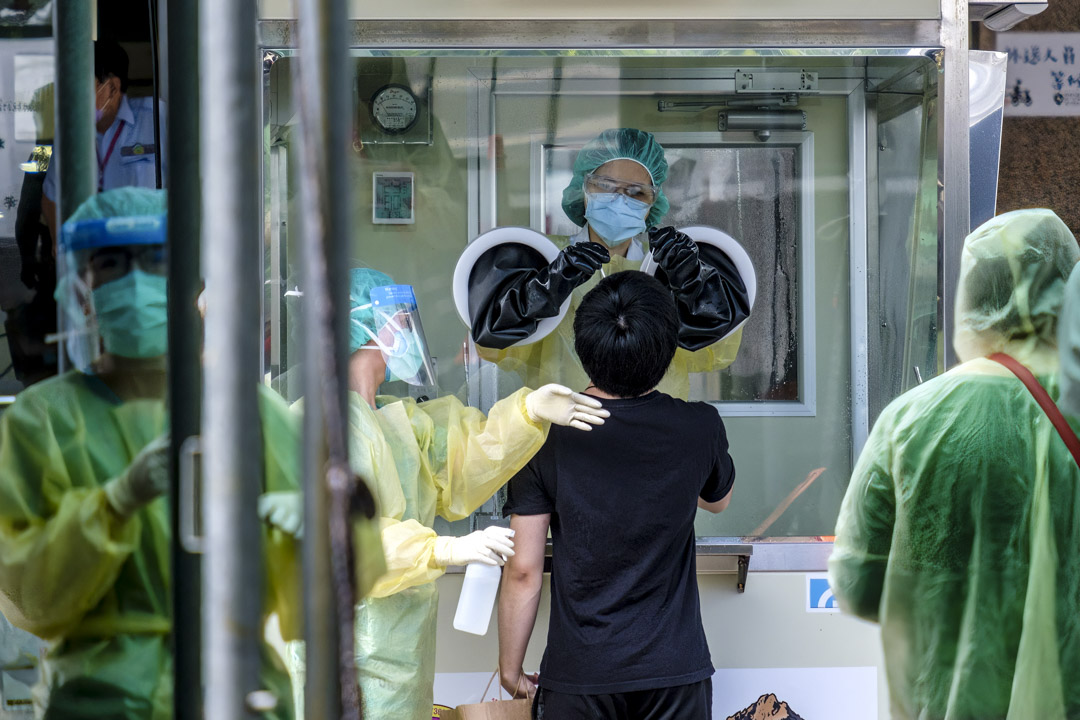 2021年6月1日台灣，一個市民在新北市的測試中心接受2019冠狀病毒檢測。