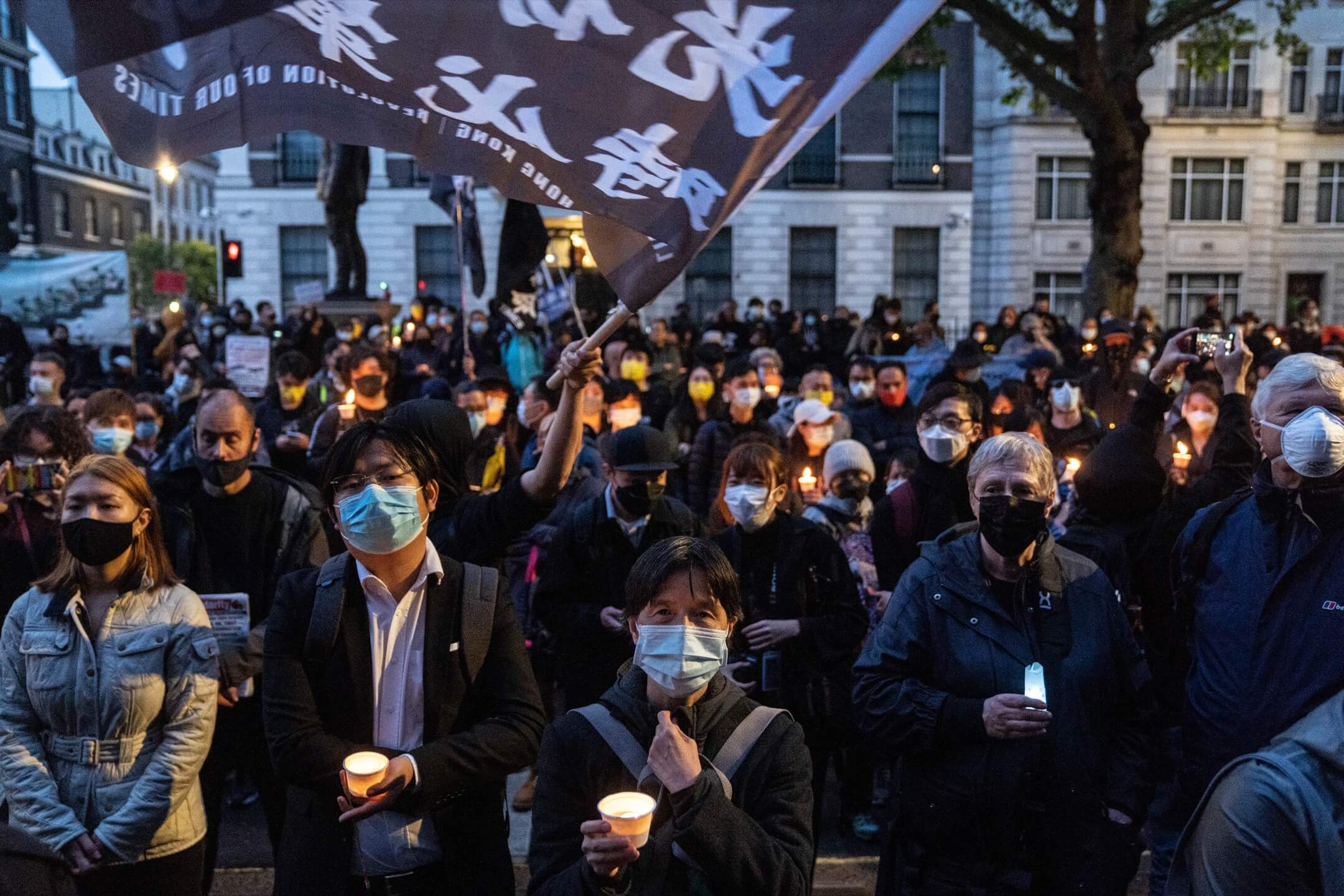 2021年6月4日,英国伦敦,市民在当地中国领事馆外聚集,悼念六四32周年。摄:Stanley Leung/端传媒