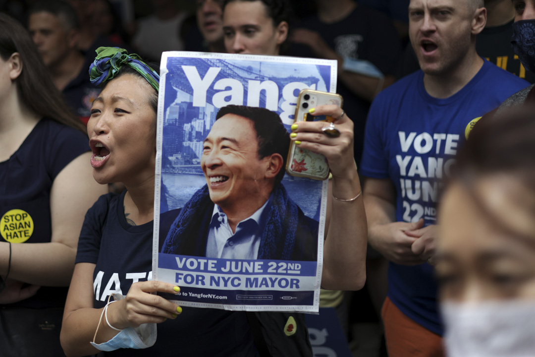 2021年6月13日纽约,支持者在民主党市长候选人杨安泽的竞选集会上。