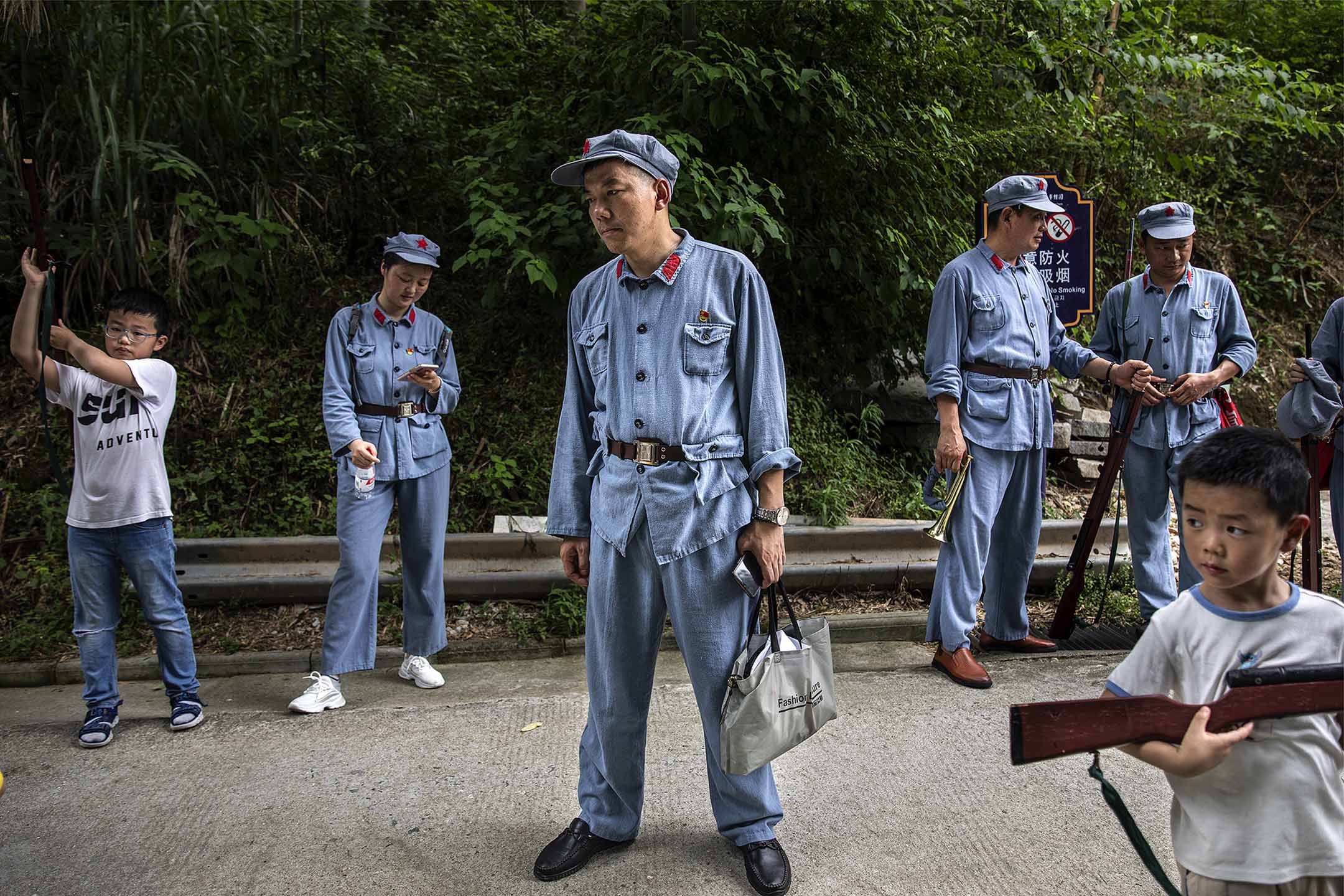 2021年6月26日中國武漢 ,參與者身著紅軍制服在長征精神體驗園進內。