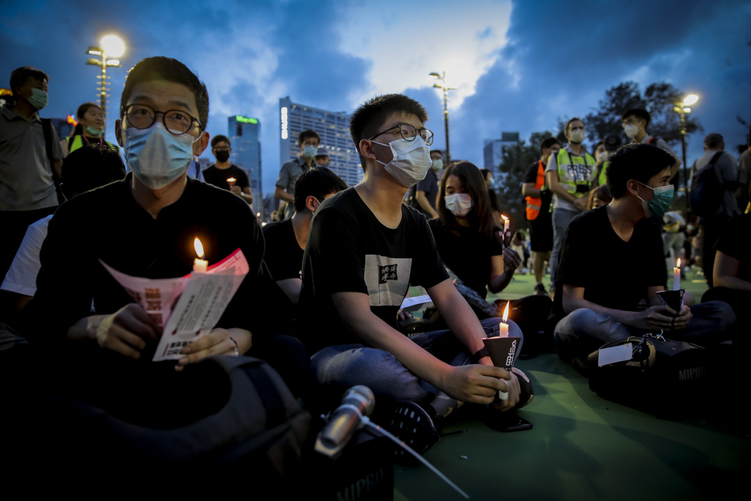 2020年6月4日,警方首次以疫情為由禁止集會,為歷史上首次,一眾民主派人士「自行」到維園悼念。圖中包括羅冠聰、黃之鋒、何桂藍與岑敖暉等坐在維園足球場上點起燭光。其後警方控告他們參與六四維園集會涉干犯「參與未經批准集結」罪,其中4人承認「明知而參與未經批准集結罪」,於2021年5月6日被法院判囚4至10個月不等,這是首宗因出席六四晚會而被判刑的案件。