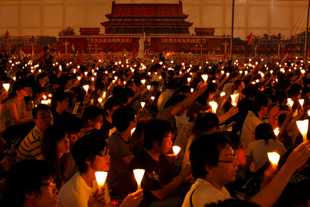 2011年6月4日,維園燭光晚會現場首次掛上一幅當年北京學生在天安門廣場集會的印畫布幕,參與的人彷彿置身在當年廣場的集會上。
