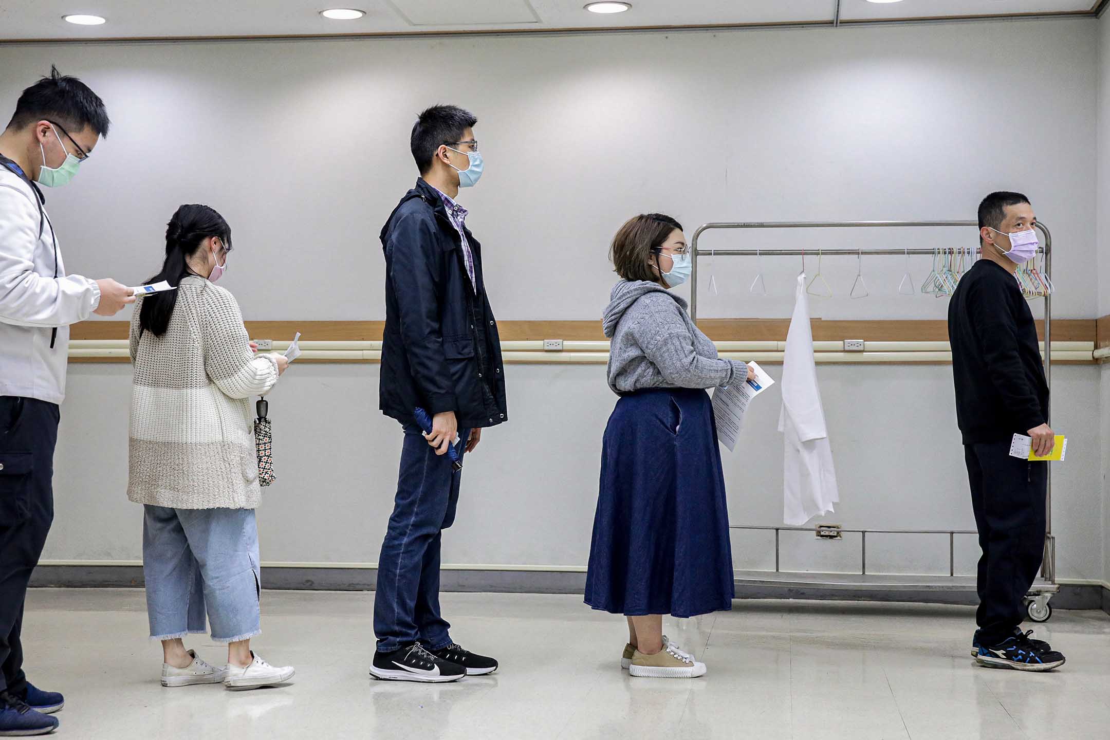 2021年3月22日台灣台北,醫護人員在醫院排隊等候接種阿斯利康疫苗。