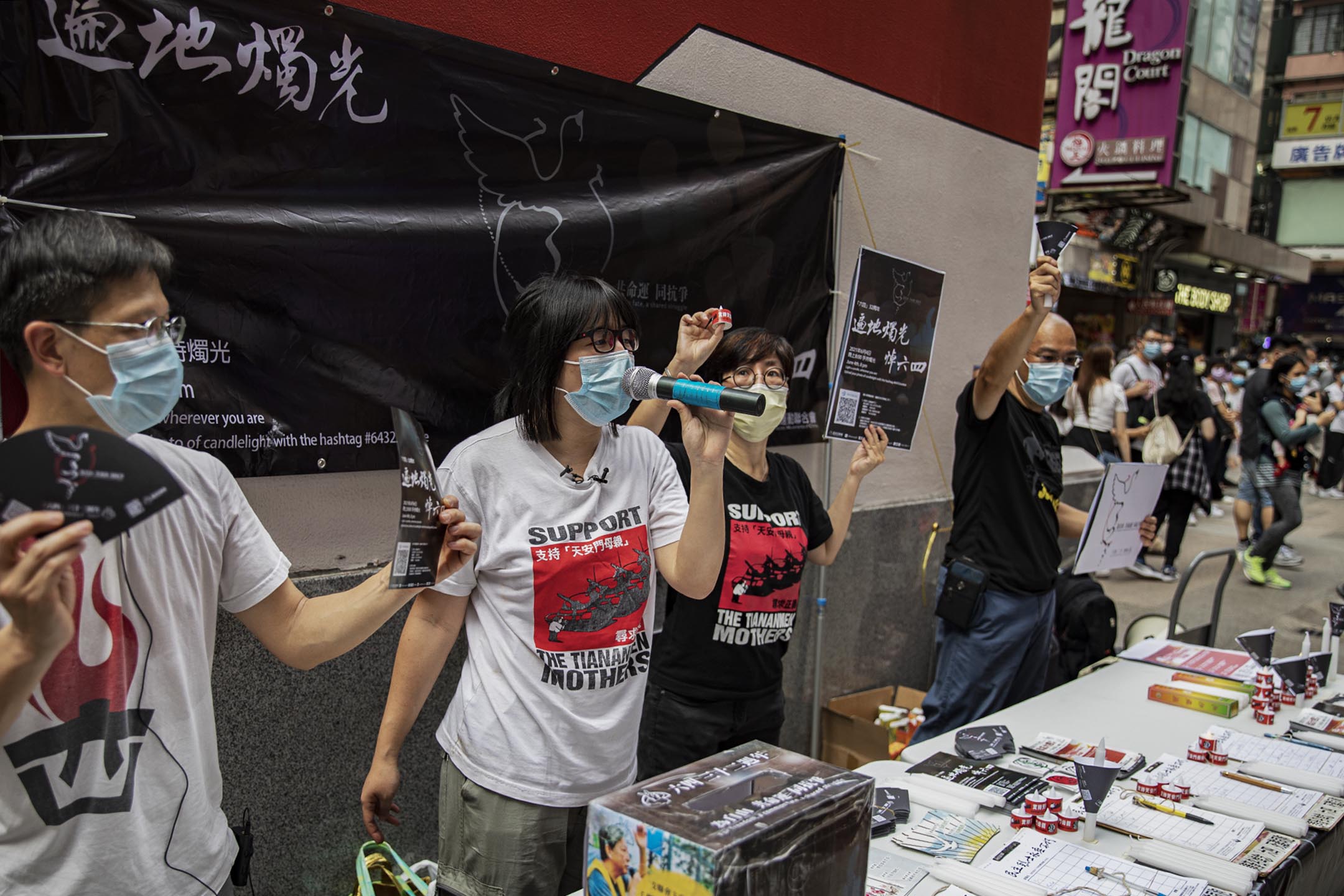 2021年5月9日旺角，支聯會副主席鄒幸彤(左二)擺街站，呼籲市民悼念六四事件32周年。 